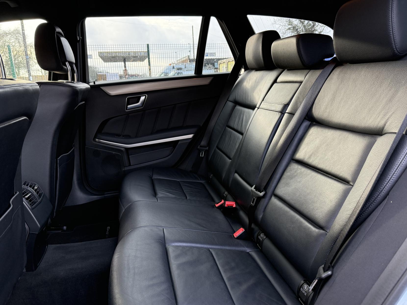 Mercedes-Benz E Class 2.1 E250 CDI BlueEfficiency Sport Estate 5dr Diesel Tiptronic Euro 5 (204 ps)