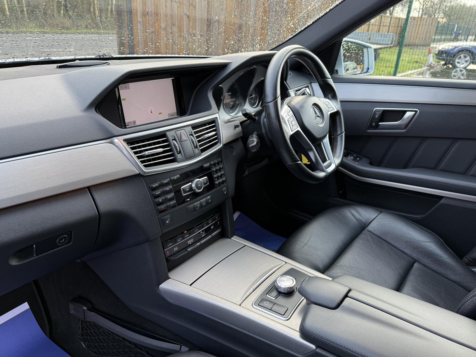 Mercedes-Benz E Class 2.1 E250 CDI BlueEfficiency Sport Estate 5dr Diesel Tiptronic Euro 5 (204 ps)