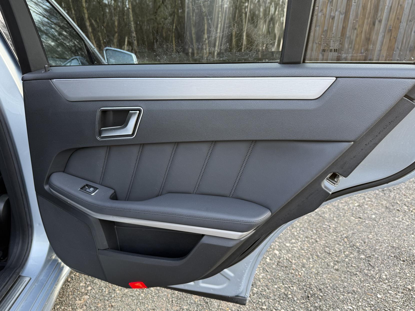 Mercedes-Benz E Class 2.1 E250 CDI BlueEfficiency Sport Estate 5dr Diesel Tiptronic Euro 5 (204 ps)