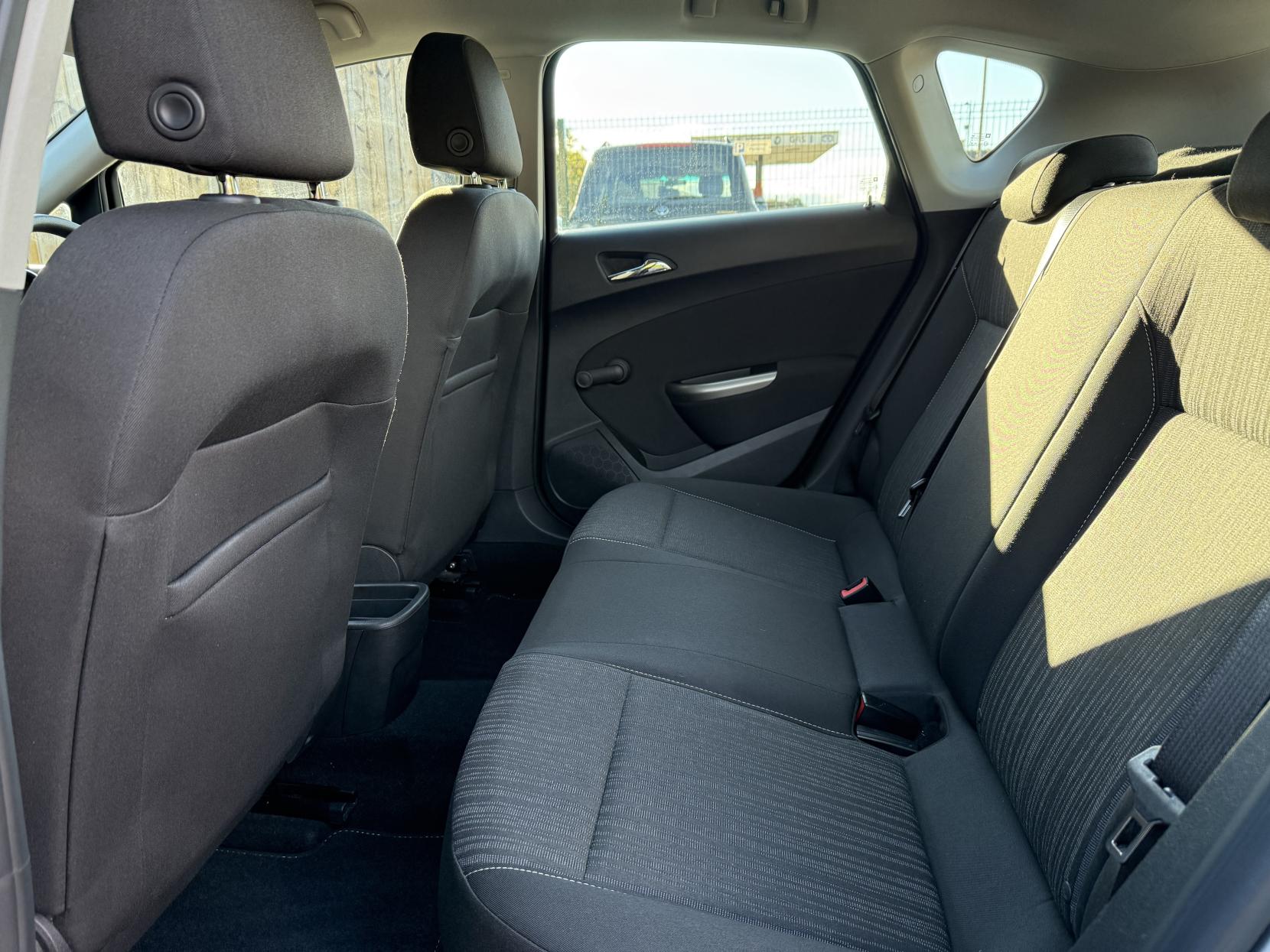 Vauxhall Astra 1.6 16v Exclusiv Hatchback 5dr Petrol Manual Euro 5 (115 ps)