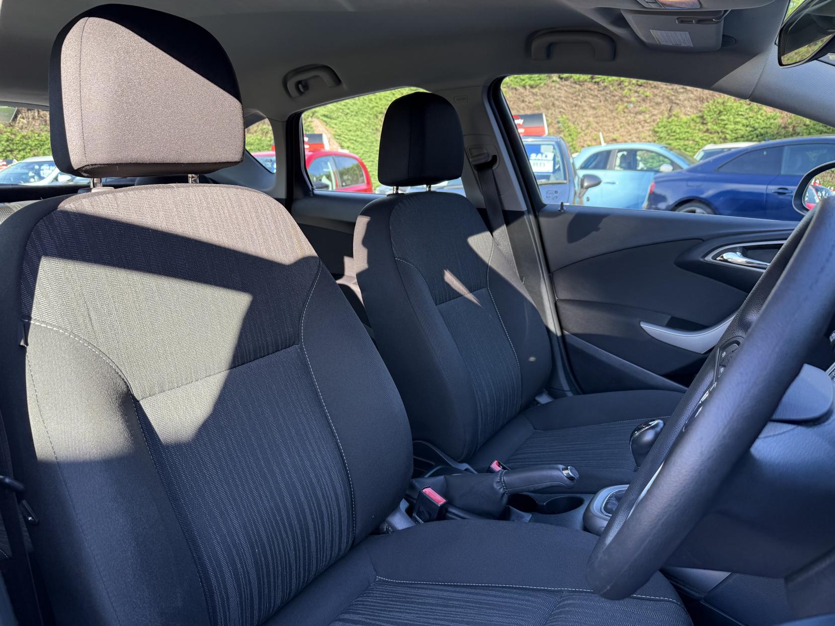 Vauxhall Astra 1.6 16v Exclusiv Hatchback 5dr Petrol Manual Euro 5 (115 ps)