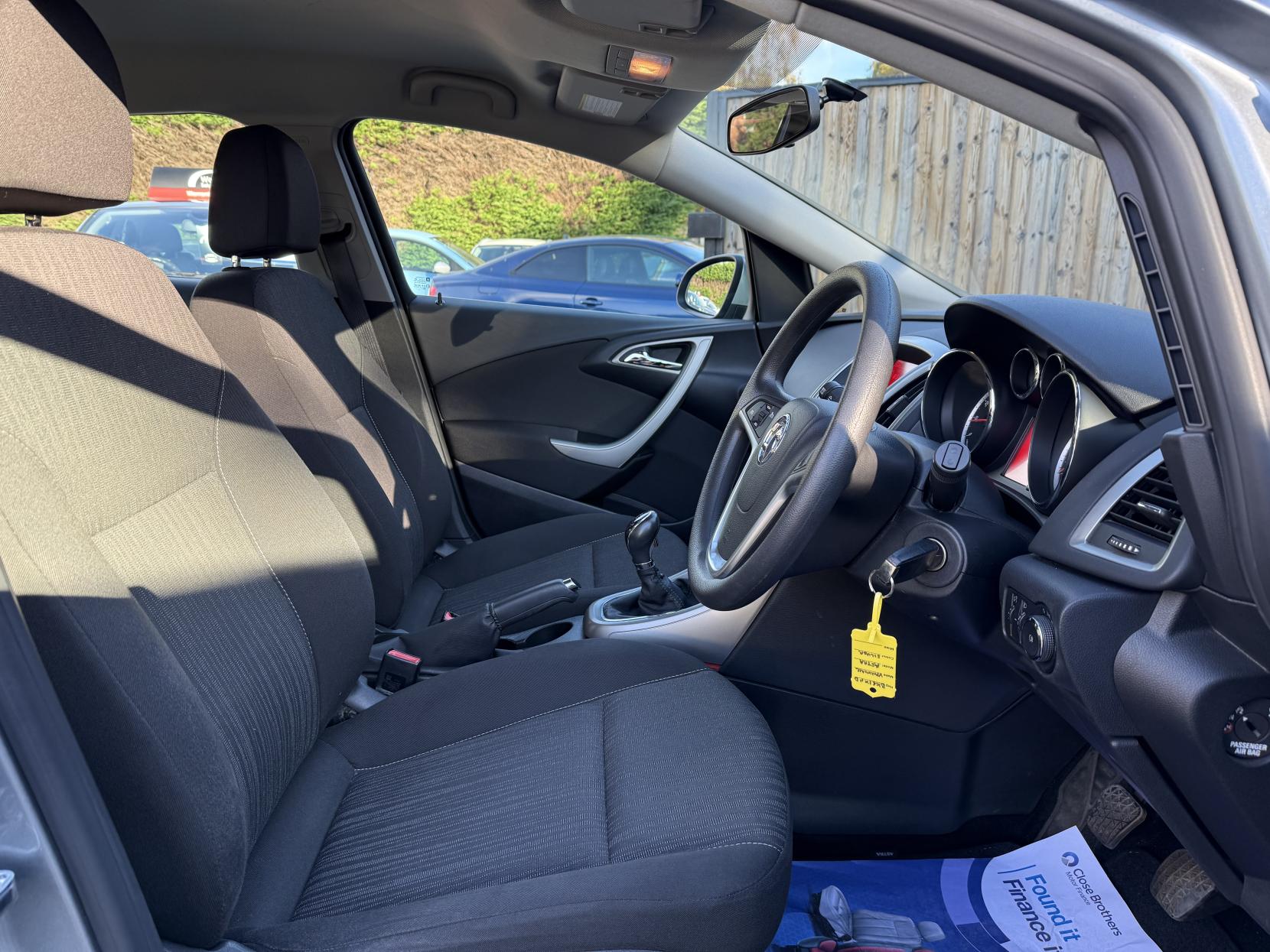 Vauxhall Astra 1.6 16v Exclusiv Hatchback 5dr Petrol Manual Euro 5 (115 ps)