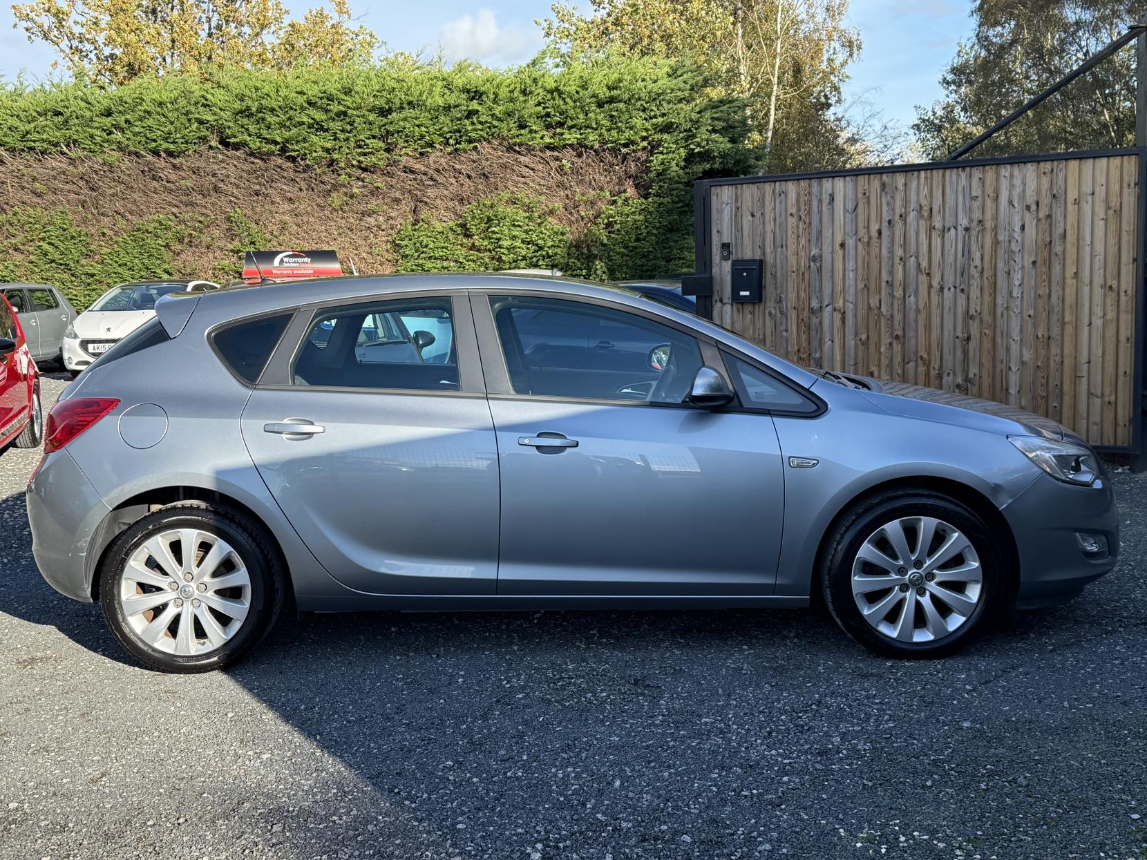 Vauxhall Astra 1.6 16v Exclusiv Hatchback 5dr Petrol Manual Euro 5 (115 ps)