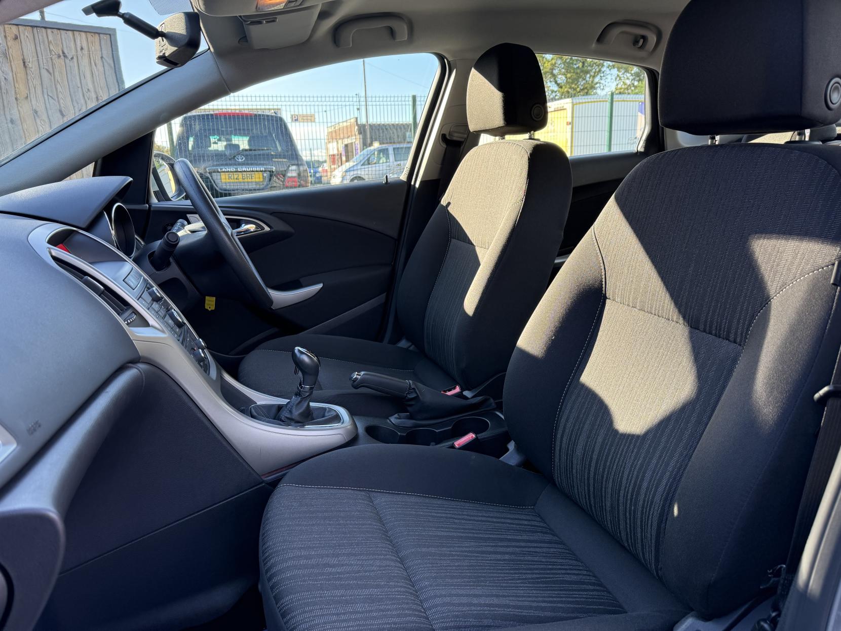 Vauxhall Astra 1.6 16v Exclusiv Hatchback 5dr Petrol Manual Euro 5 (115 ps)