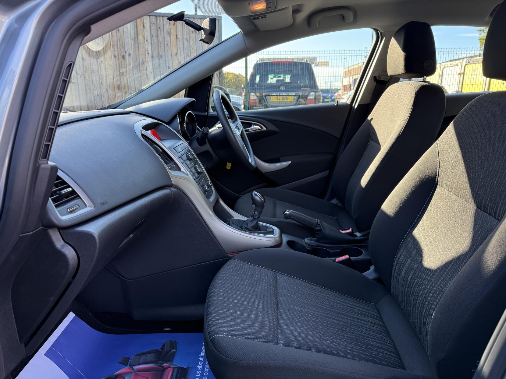 Vauxhall Astra 1.6 16v Exclusiv Hatchback 5dr Petrol Manual Euro 5 (115 ps)