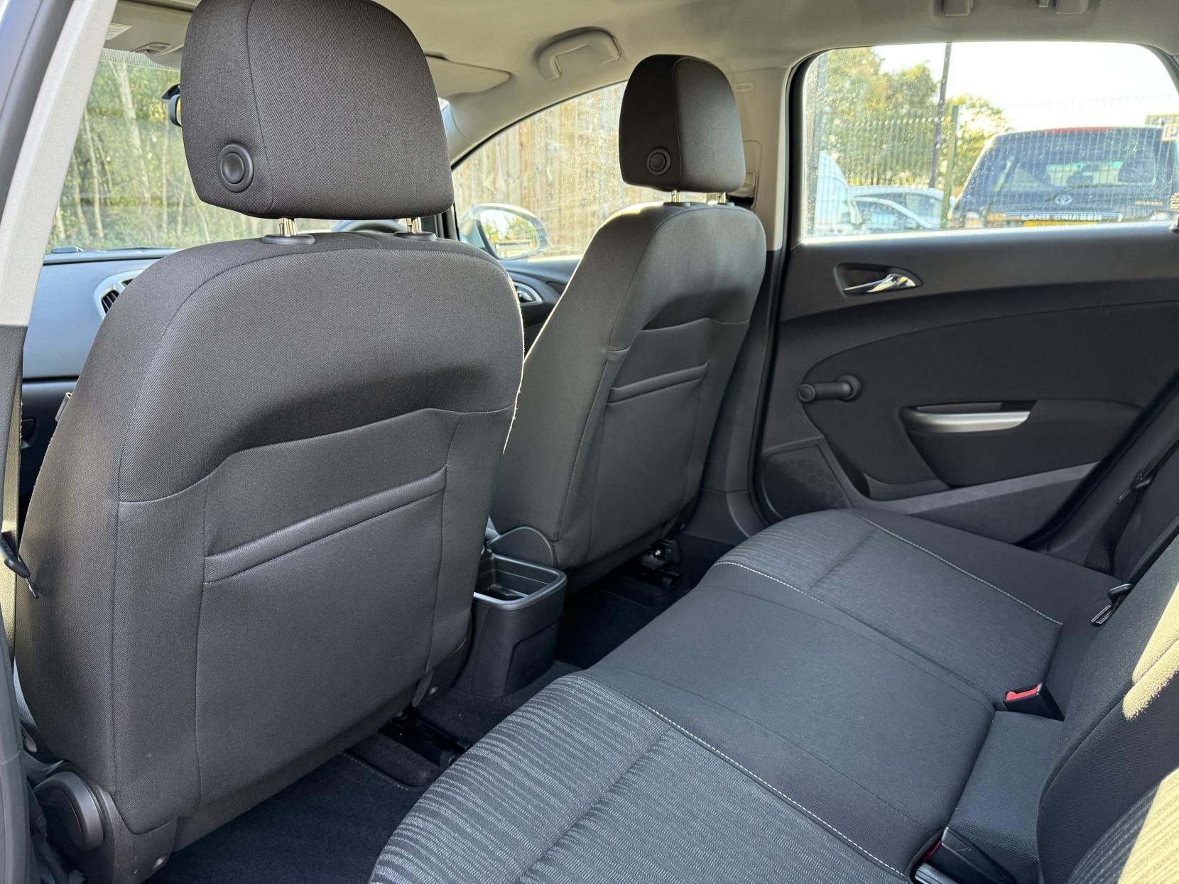 Vauxhall Astra 1.6 16v Exclusiv Hatchback 5dr Petrol Manual Euro 5 (115 ps)