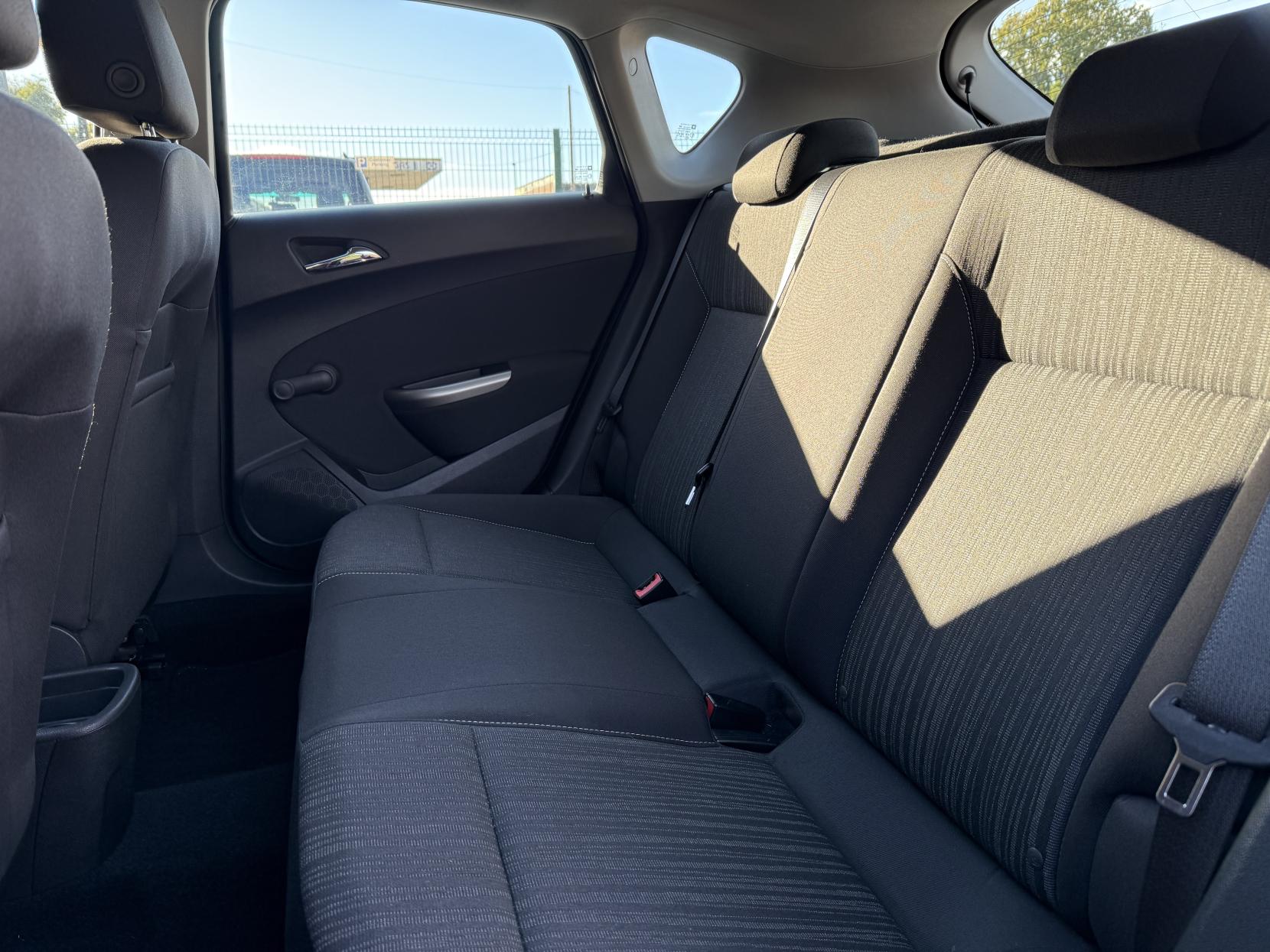 Vauxhall Astra 1.6 16v Exclusiv Hatchback 5dr Petrol Manual Euro 5 (115 ps)