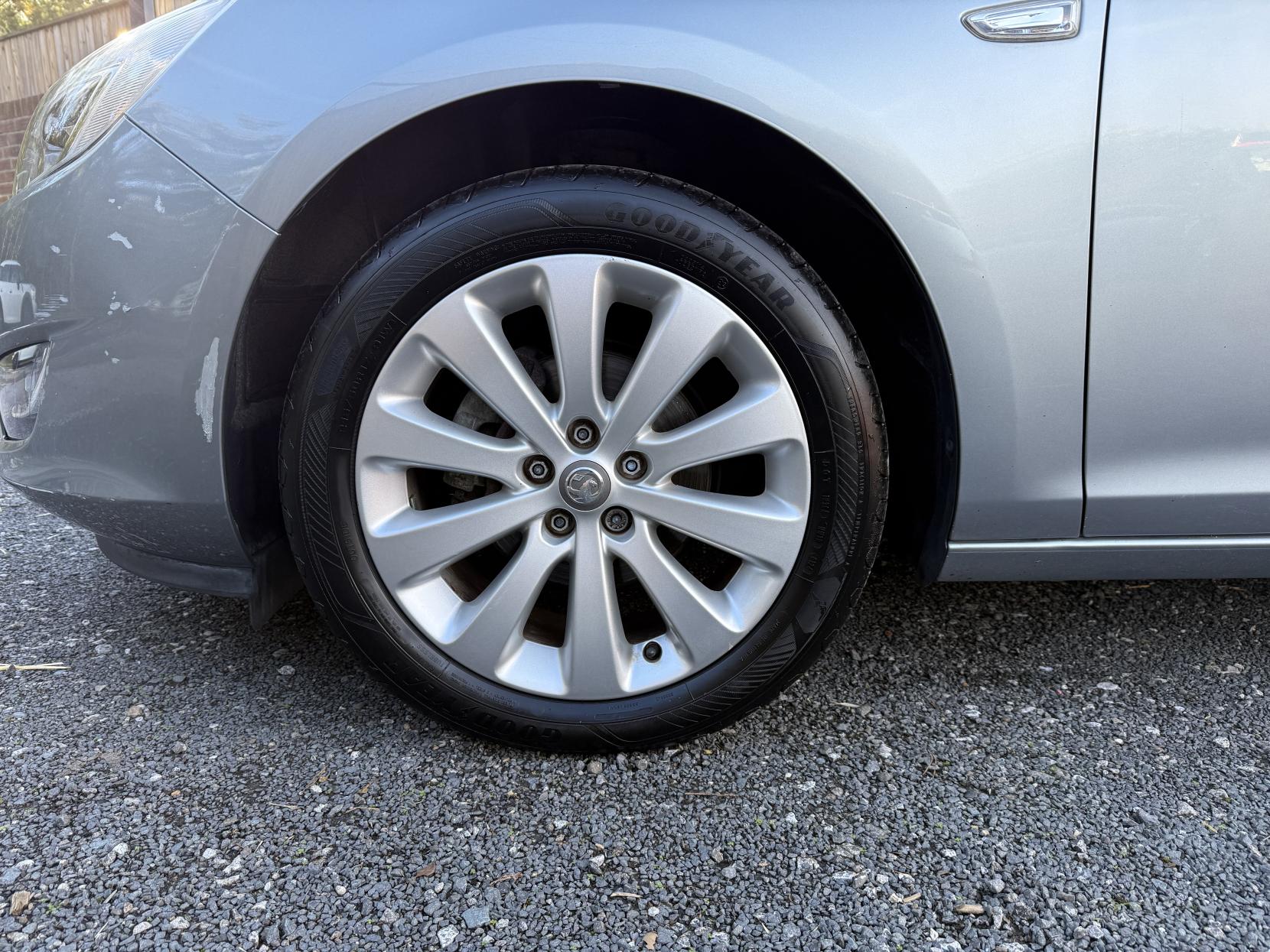 Vauxhall Astra 1.6 16v Exclusiv Hatchback 5dr Petrol Manual Euro 5 (115 ps)