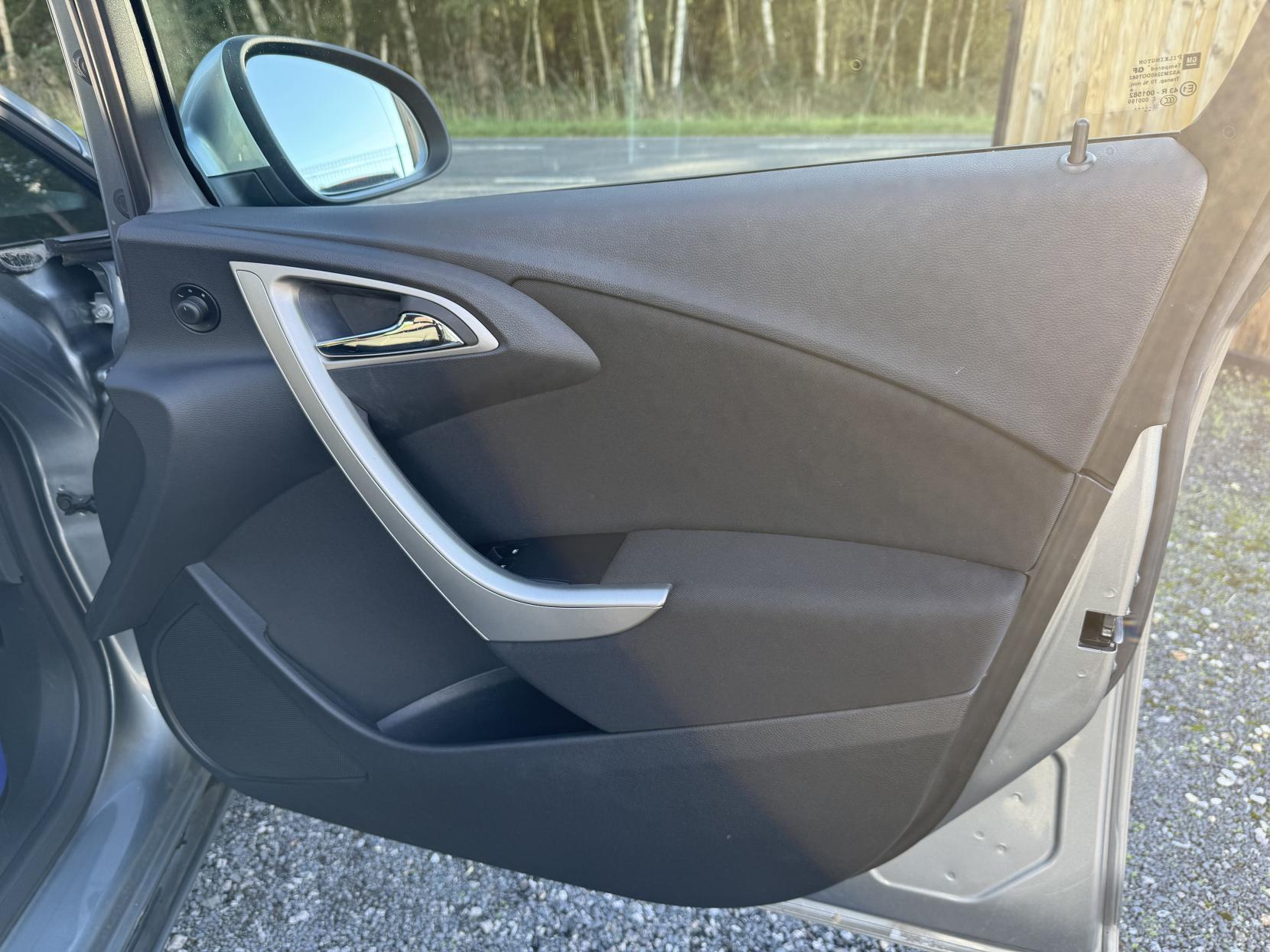 Vauxhall Astra 1.6 16v Exclusiv Hatchback 5dr Petrol Manual Euro 5 (115 ps)