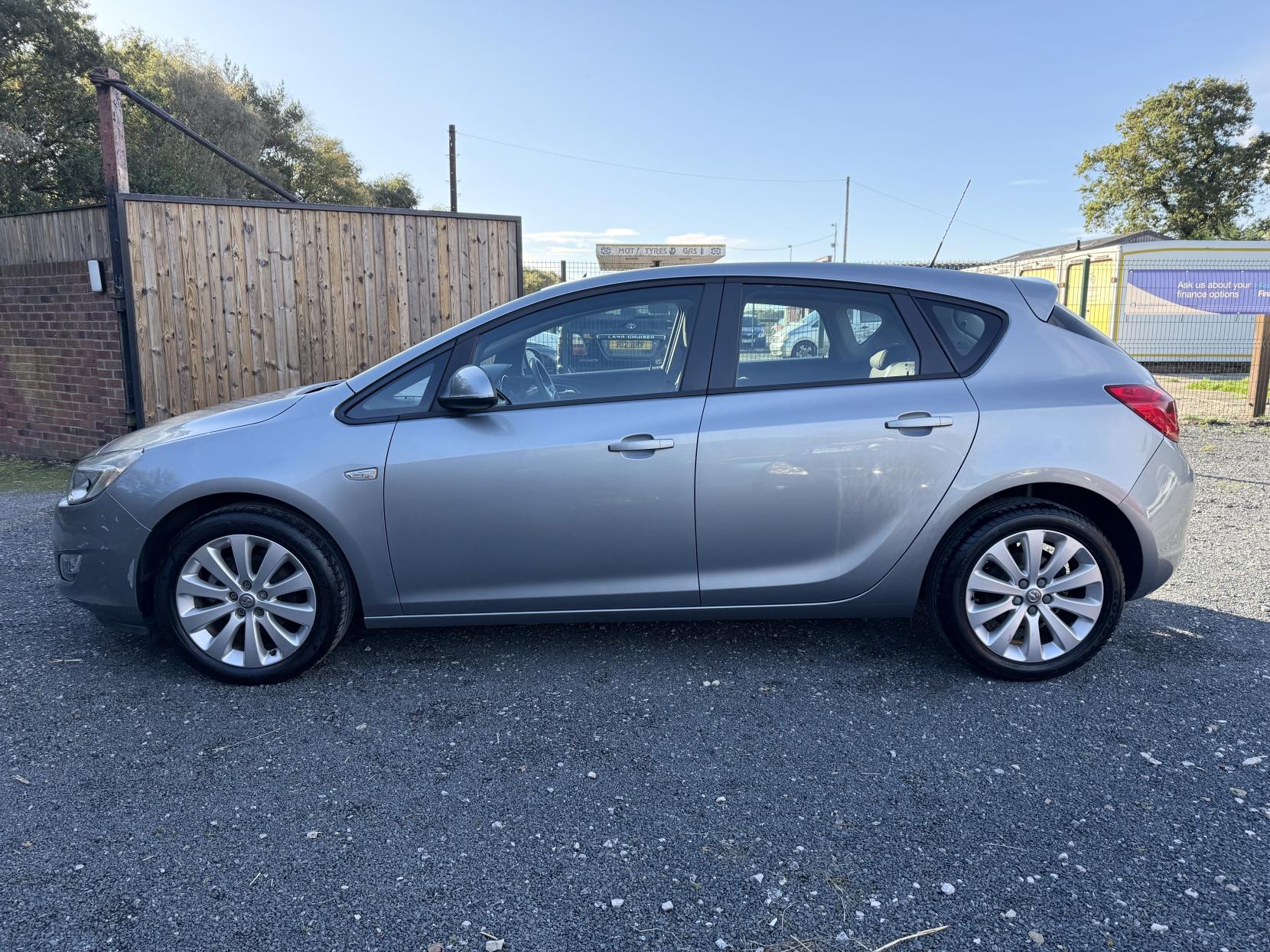 Vauxhall Astra 1.6 16v Exclusiv Hatchback 5dr Petrol Manual Euro 5 (115 ps)