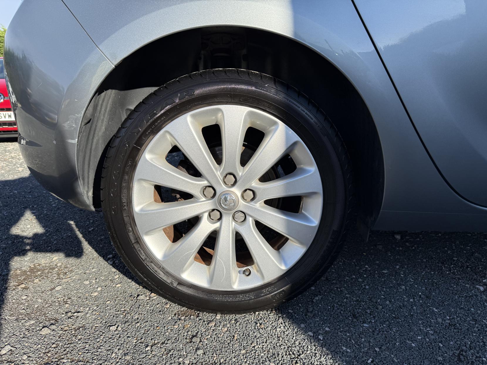 Vauxhall Astra 1.6 16v Exclusiv Hatchback 5dr Petrol Manual Euro 5 (115 ps)