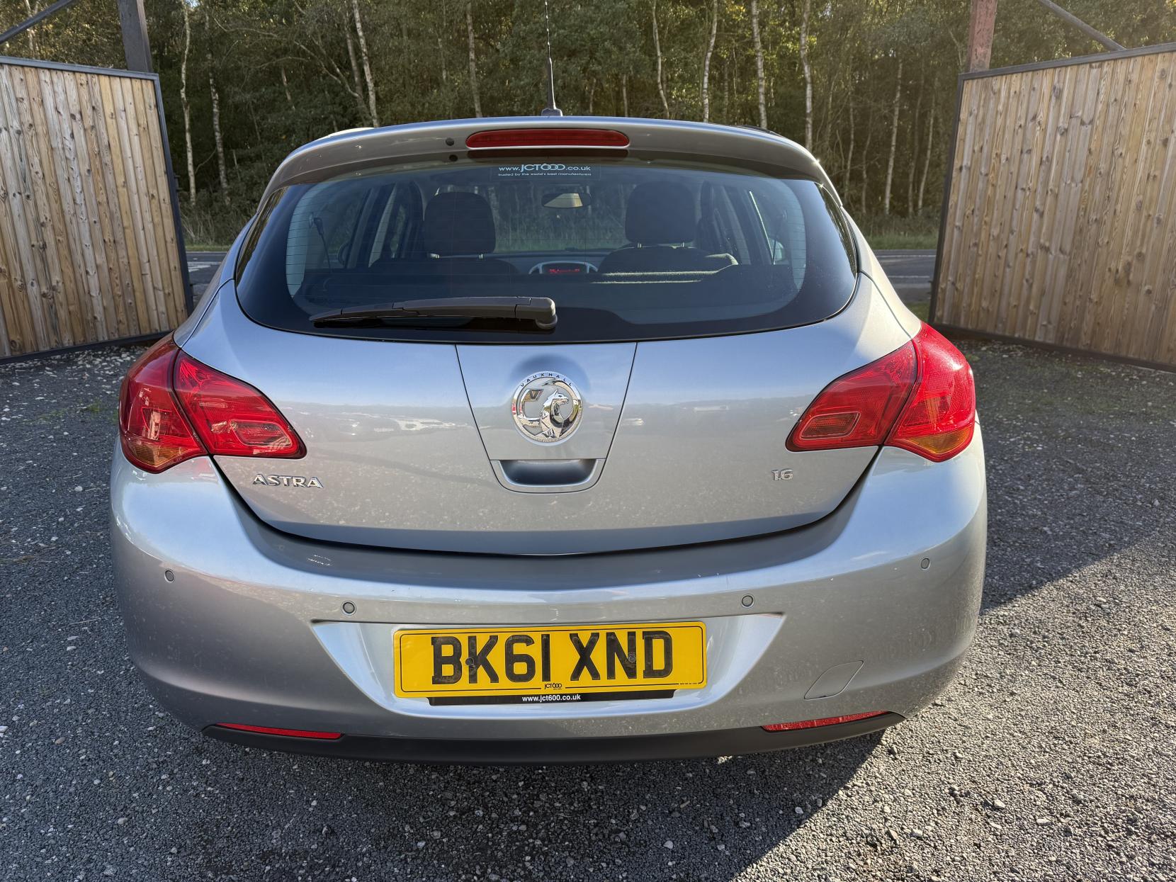 Vauxhall Astra 1.6 16v Exclusiv Hatchback 5dr Petrol Manual Euro 5 (115 ps)