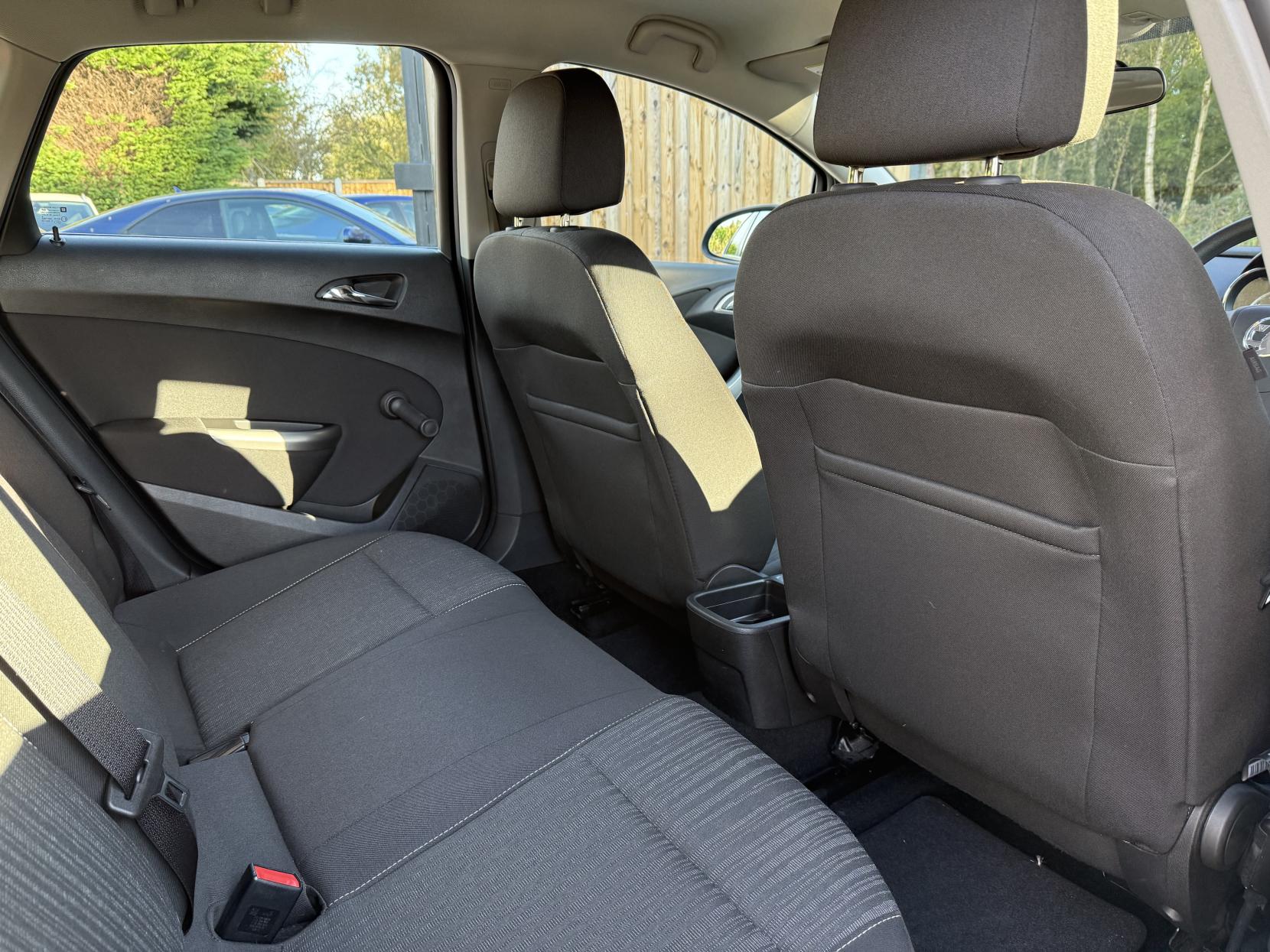 Vauxhall Astra 1.6 16v Exclusiv Hatchback 5dr Petrol Manual Euro 5 (115 ps)