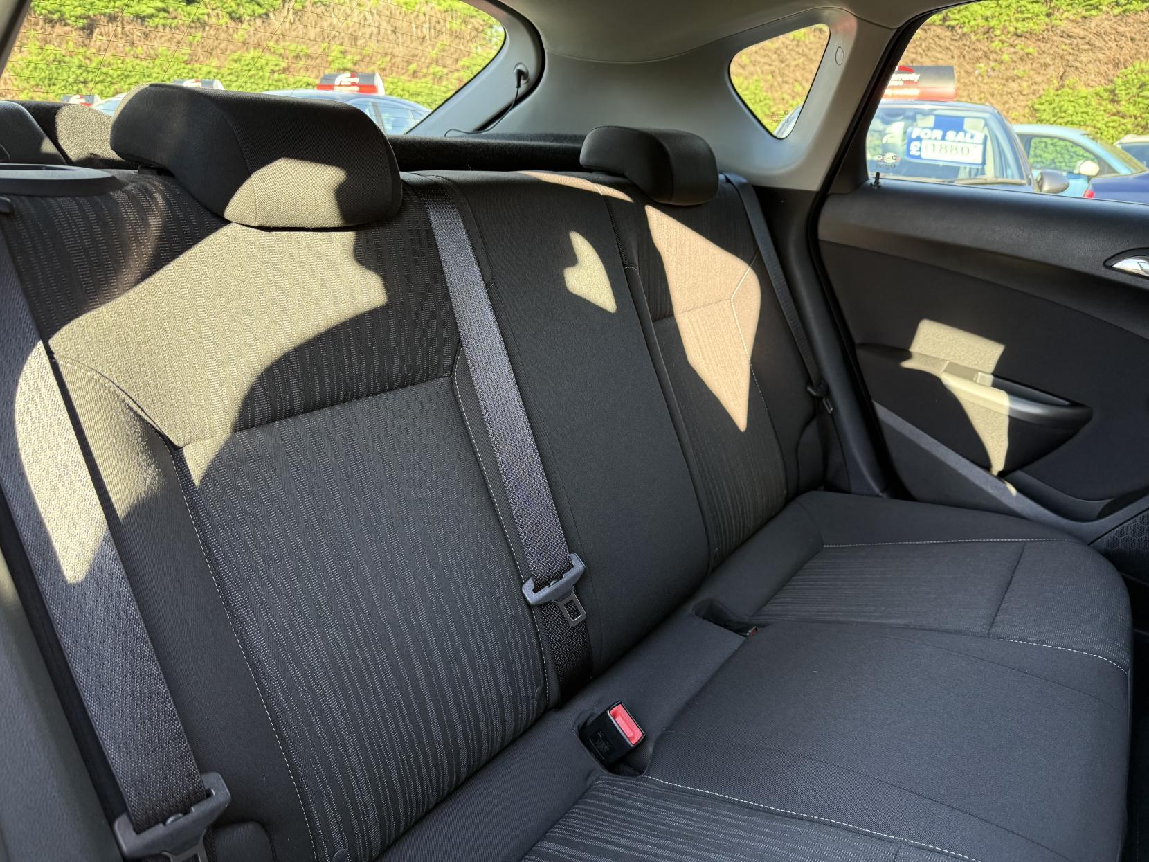 Vauxhall Astra 1.6 16v Exclusiv Hatchback 5dr Petrol Manual Euro 5 (115 ps)