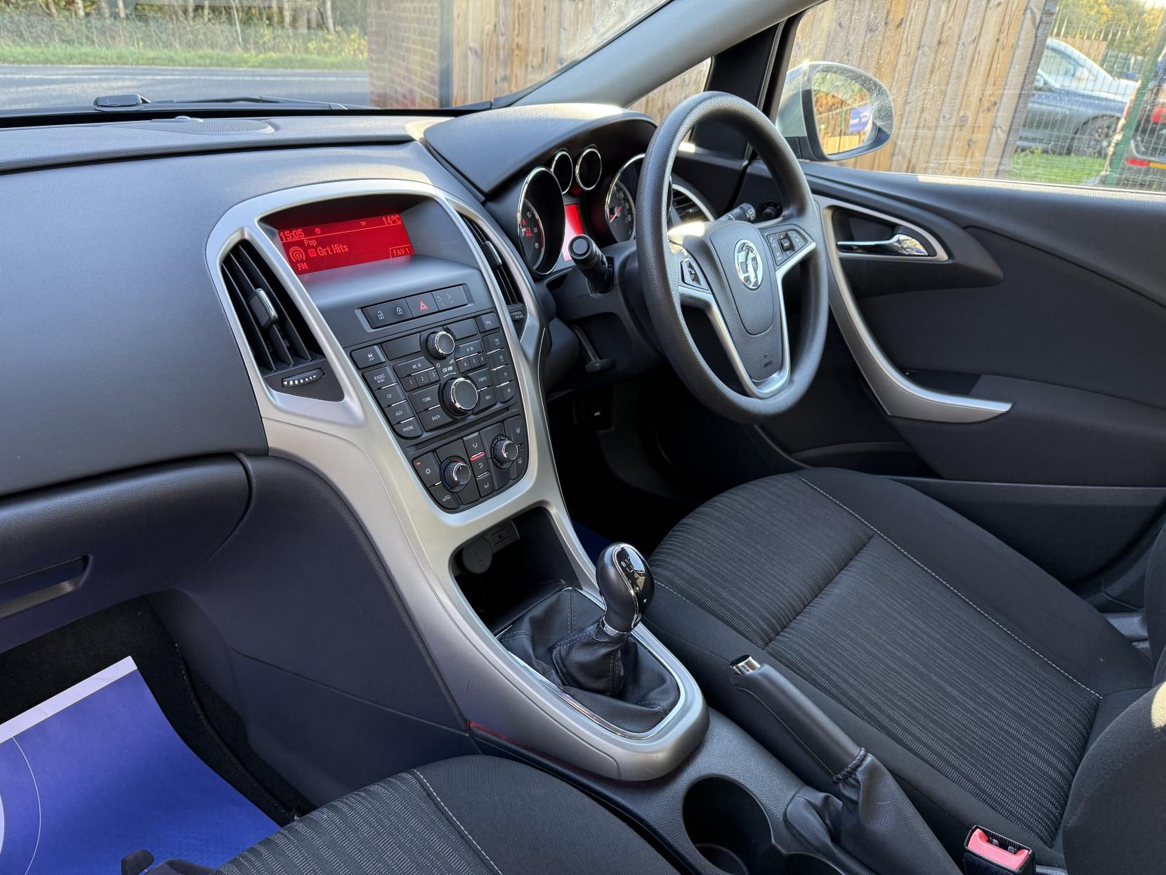 Vauxhall Astra 1.6 16v Exclusiv Hatchback 5dr Petrol Manual Euro 5 (115 ps)