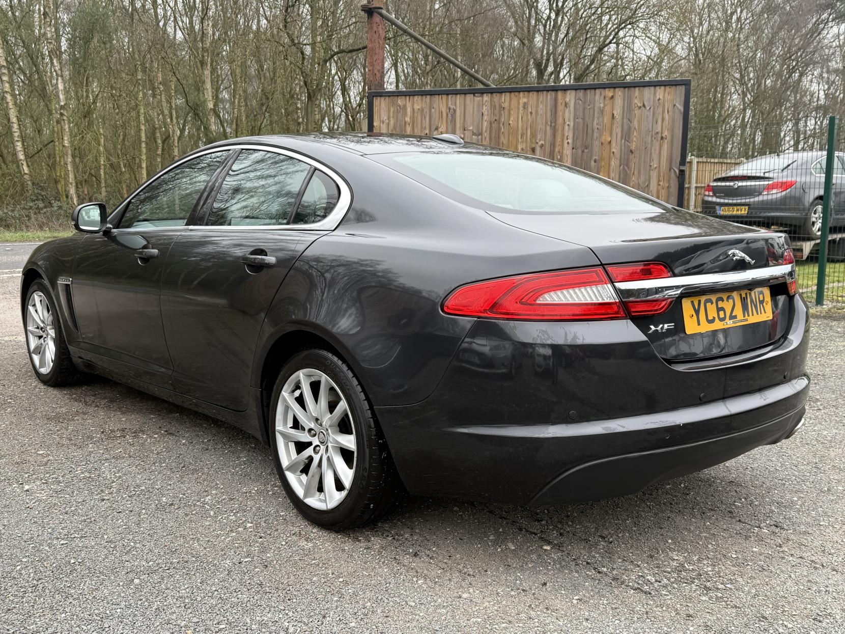 Jaguar XF 2.2d Premium Luxury Saloon 4dr Diesel Auto Euro 5 (s/s) (190 ps)