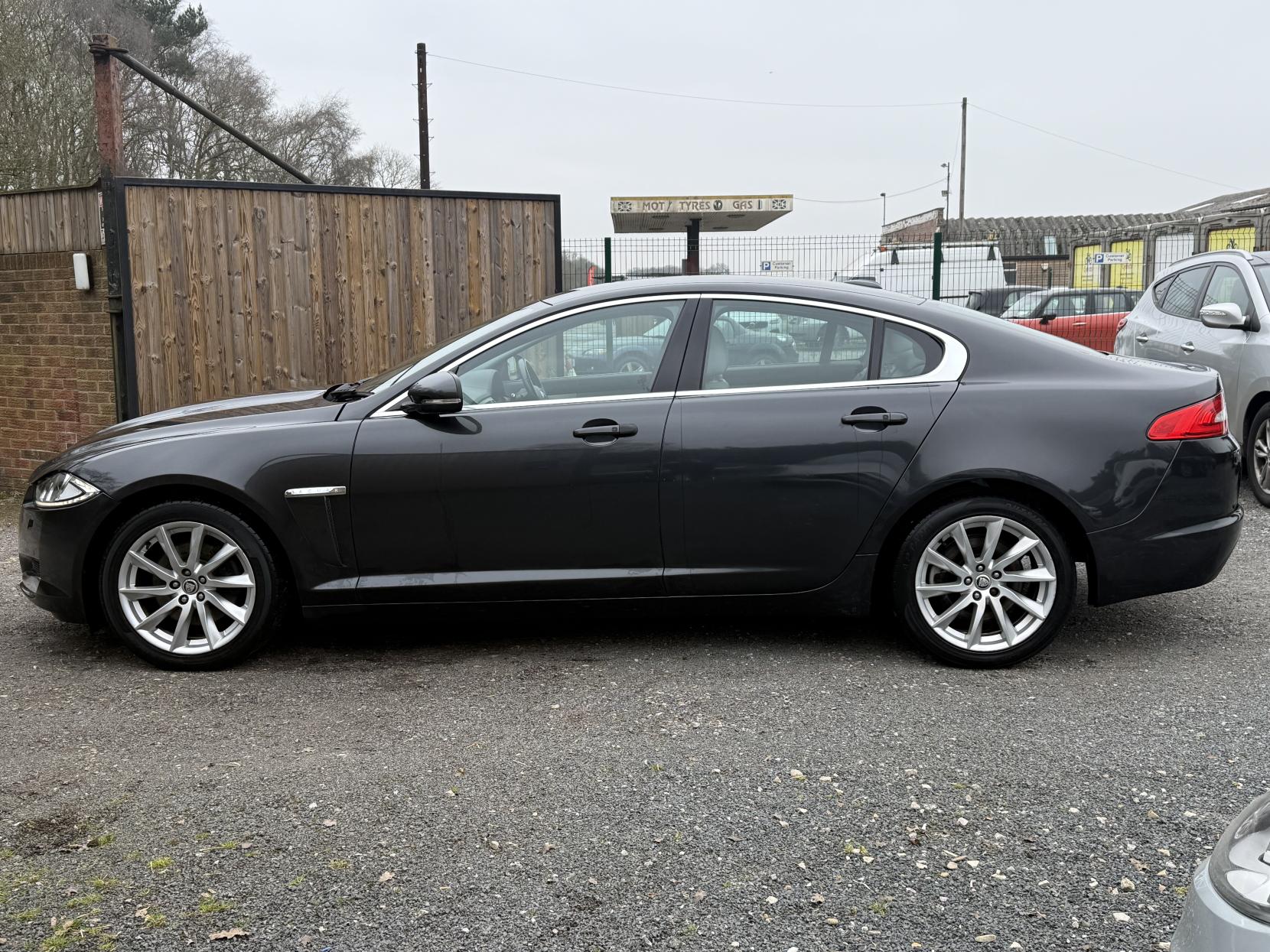 Jaguar XF 2.2d Premium Luxury Saloon 4dr Diesel Auto Euro 5 (s/s) (190 ps)