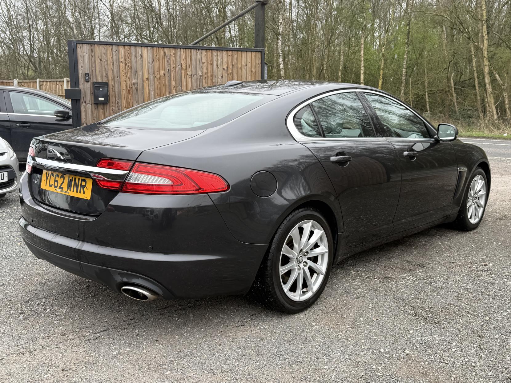Jaguar XF 2.2d Premium Luxury Saloon 4dr Diesel Auto Euro 5 (s/s) (190 ps)