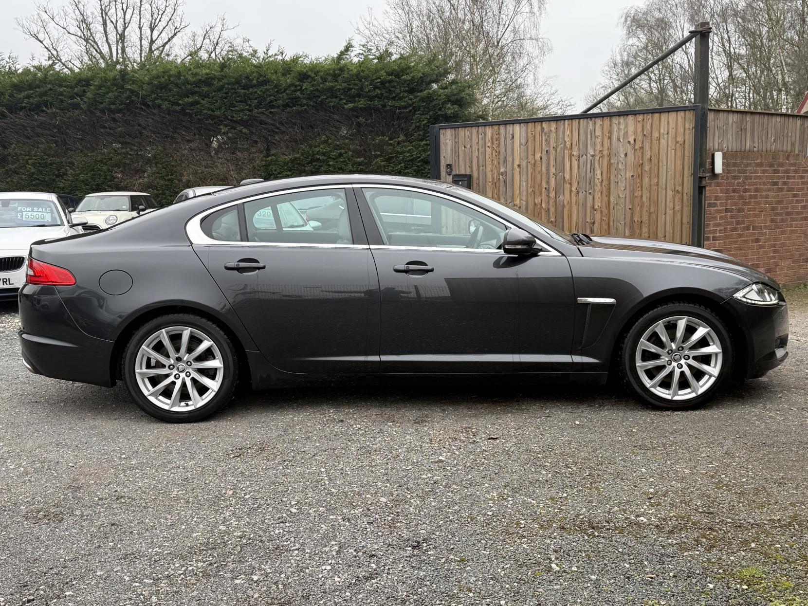 Jaguar XF 2.2d Premium Luxury Saloon 4dr Diesel Auto Euro 5 (s/s) (190 ps)