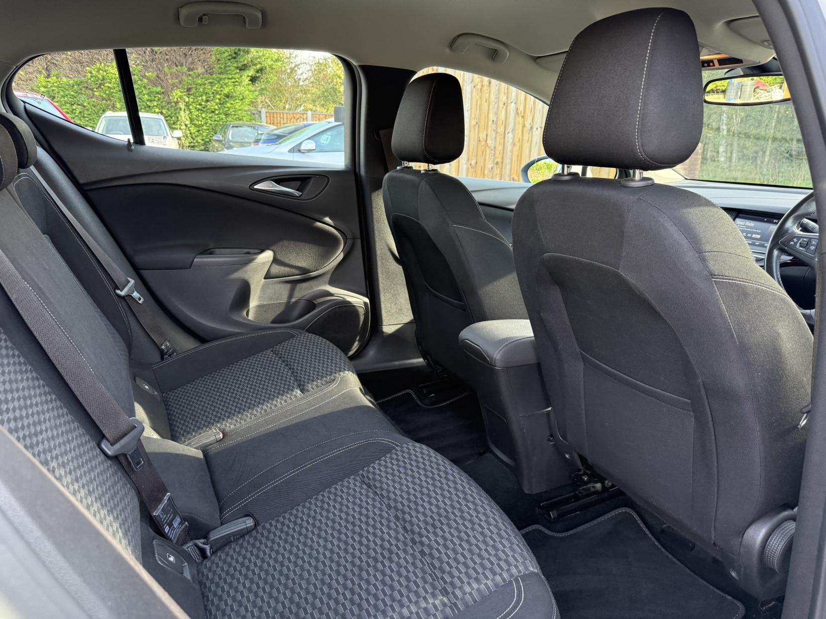 Vauxhall Astra 1.0i Turbo ecoTEC SRi Hatchback 5dr Petrol Manual Euro 6 (s/s) (105 ps)