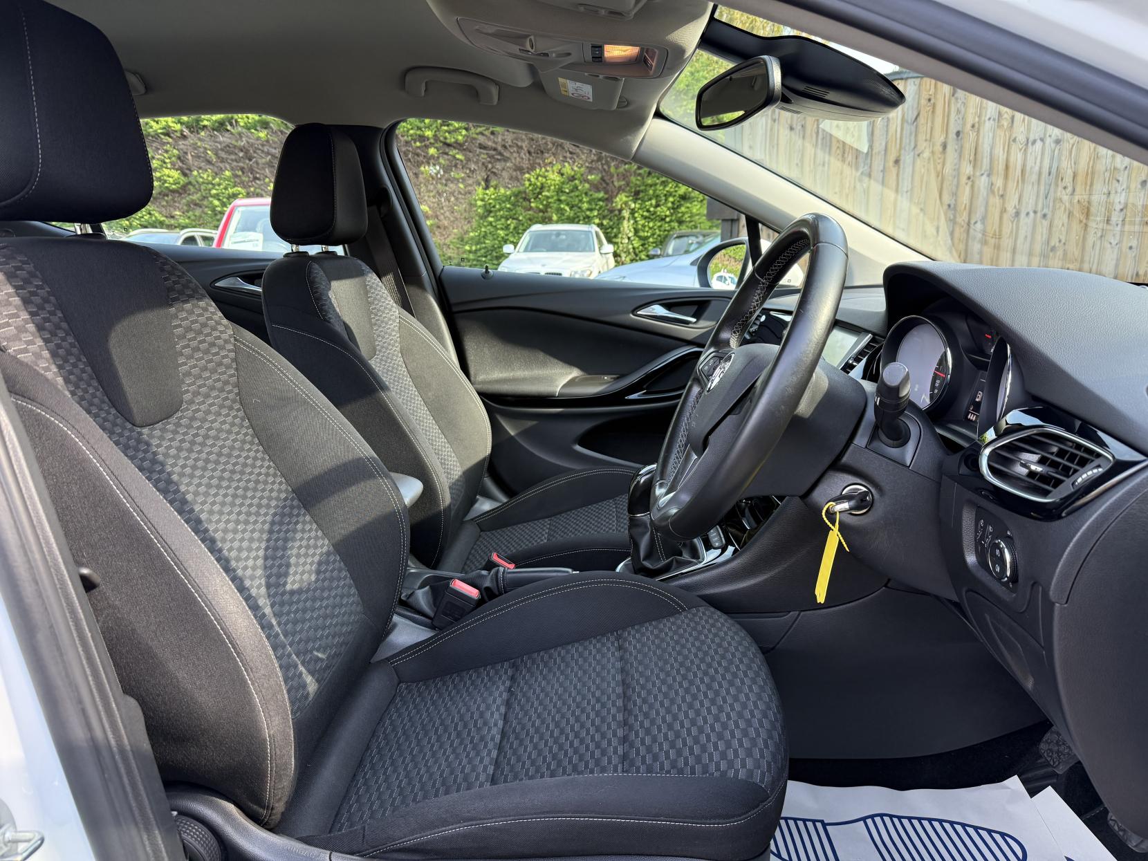 Vauxhall Astra 1.0i Turbo ecoTEC SRi Hatchback 5dr Petrol Manual Euro 6 (s/s) (105 ps)