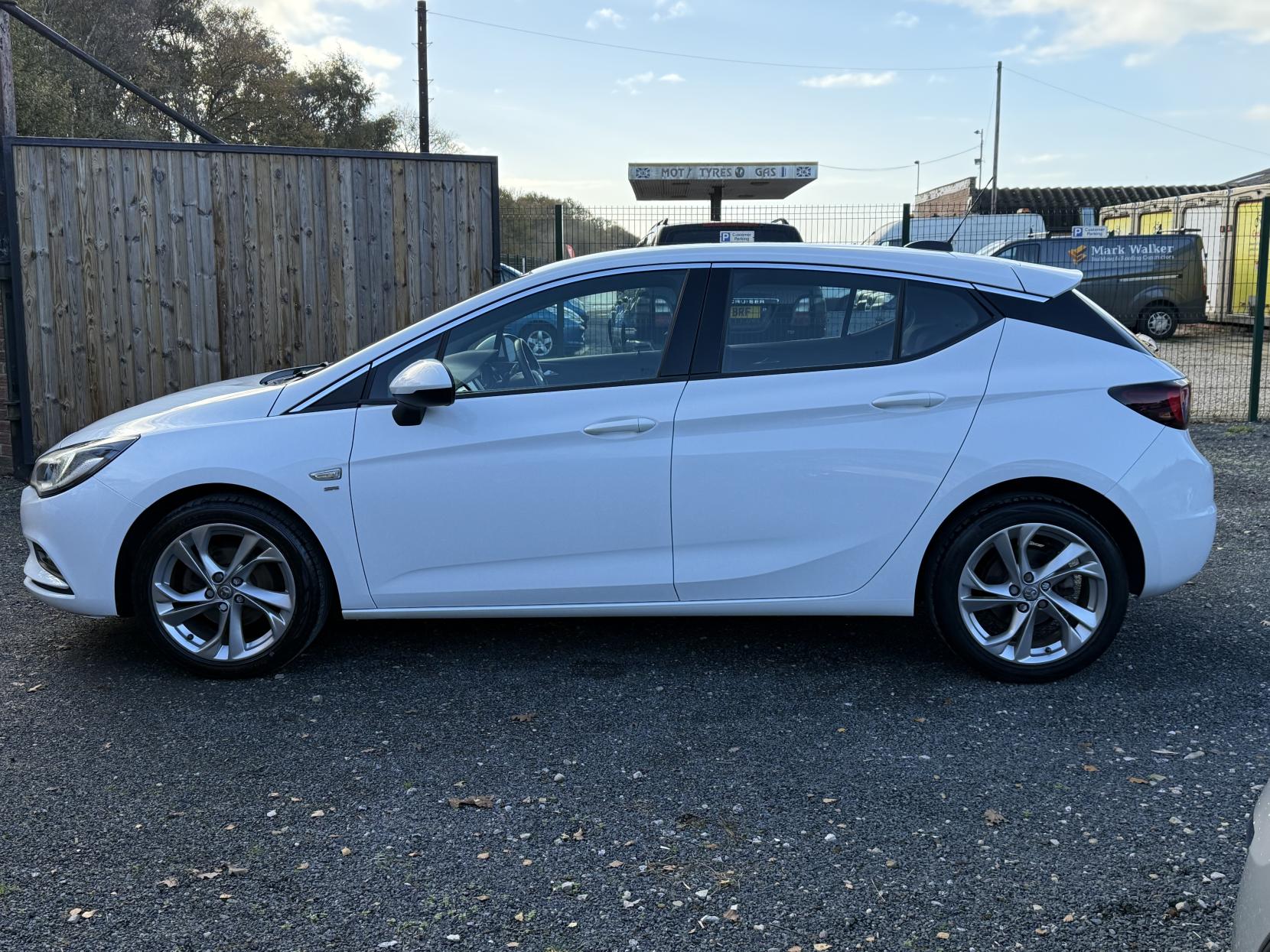 Vauxhall Astra 1.0i Turbo ecoTEC SRi Hatchback 5dr Petrol Manual Euro 6 (s/s) (105 ps)