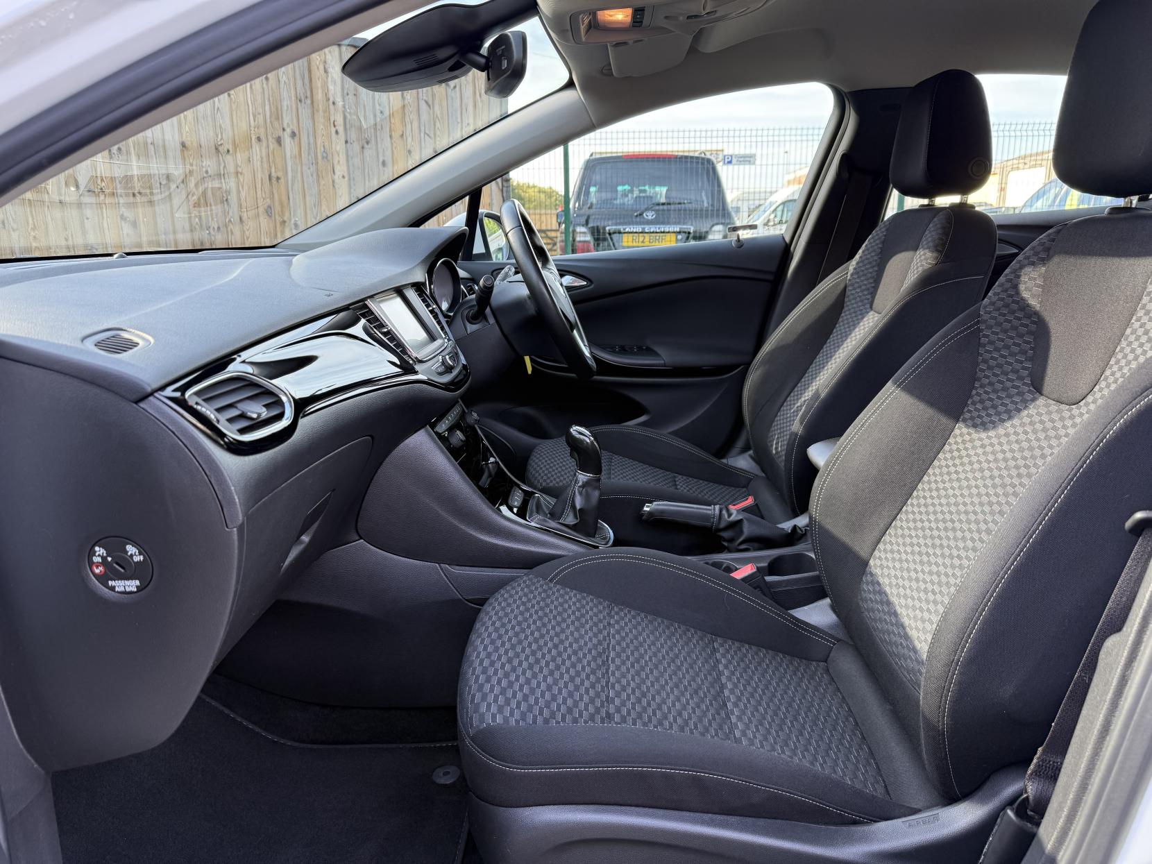 Vauxhall Astra 1.0i Turbo ecoTEC SRi Hatchback 5dr Petrol Manual Euro 6 (s/s) (105 ps)