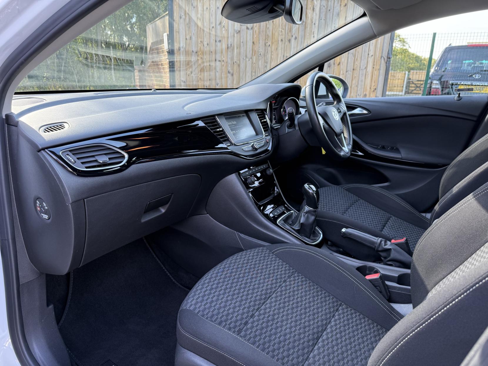 Vauxhall Astra 1.0i Turbo ecoTEC SRi Hatchback 5dr Petrol Manual Euro 6 (s/s) (105 ps)