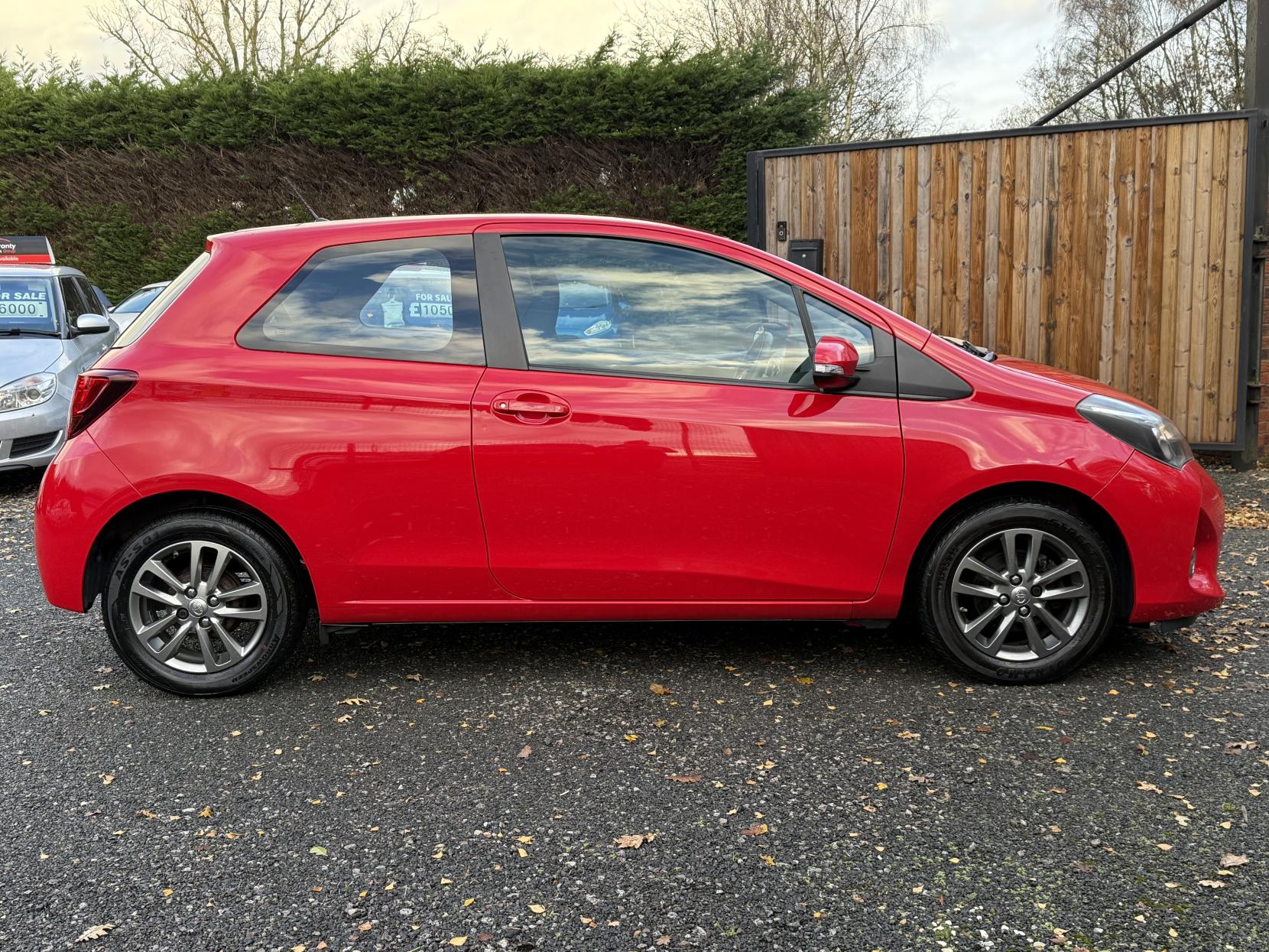 Toyota Yaris 1.0 VVT-i Icon Hatchback 3dr Petrol Manual Euro 6 (69 ps)