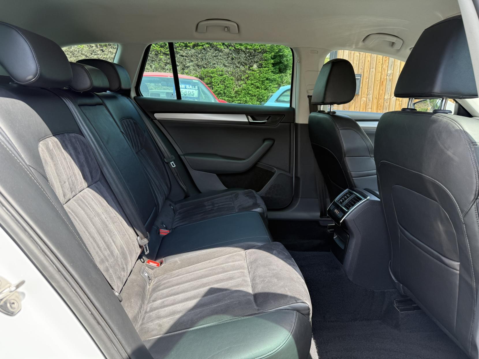 Skoda Superb 2.0 TDI SE L Executive Estate 5dr Diesel Manual Euro 6 (s/s) (150 ps)