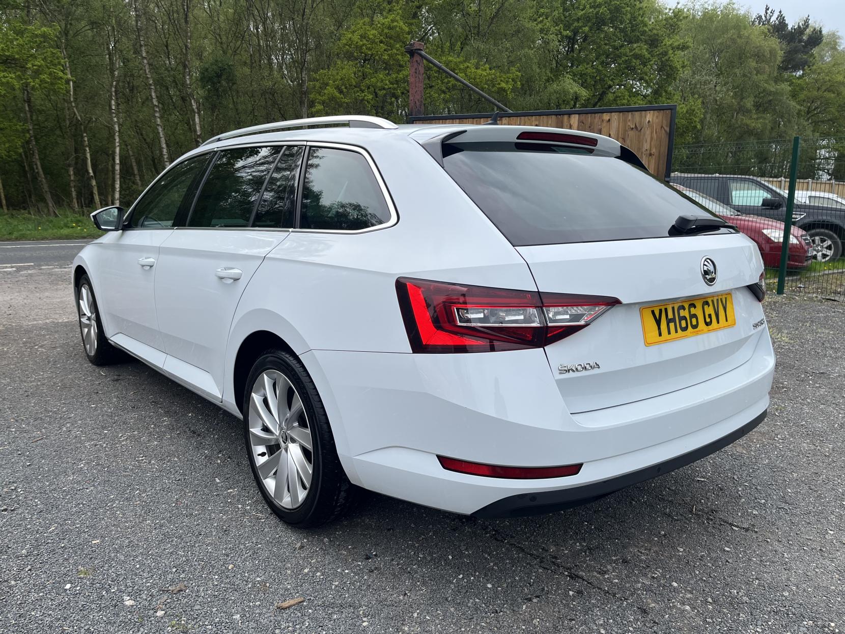Skoda Superb 2.0 TDI SE L Executive Estate 5dr Diesel Manual Euro 6 (s/s) (150 ps)