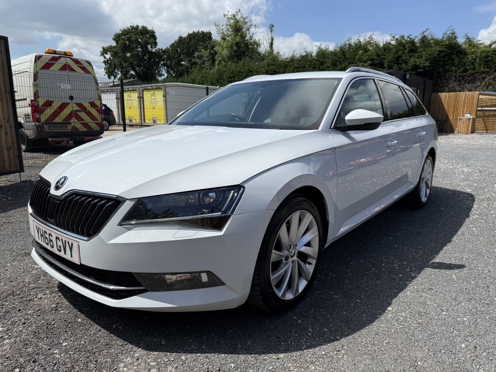 Skoda Superb 2.0 TDI SE L Executive Estate 5dr Diesel Manual Euro 6 (s/s) (150 ps)
