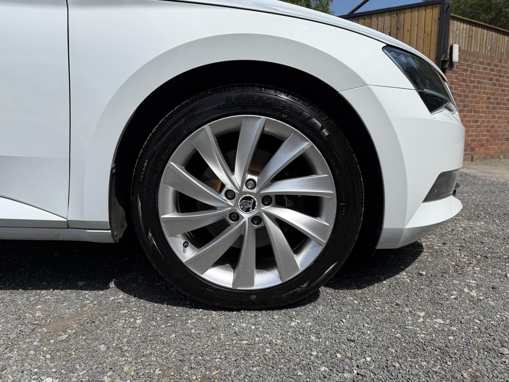 Skoda Superb 2.0 TDI SE L Executive Estate 5dr Diesel Manual Euro 6 (s/s) (150 ps)