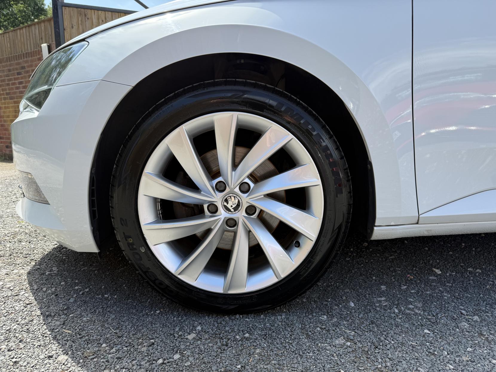 Skoda Superb 2.0 TDI SE L Executive Estate 5dr Diesel Manual Euro 6 (s/s) (150 ps)