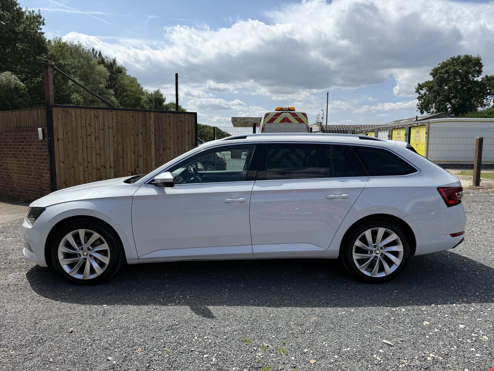 Skoda Superb 2.0 TDI SE L Executive Estate 5dr Diesel Manual Euro 6 (s/s) (150 ps)