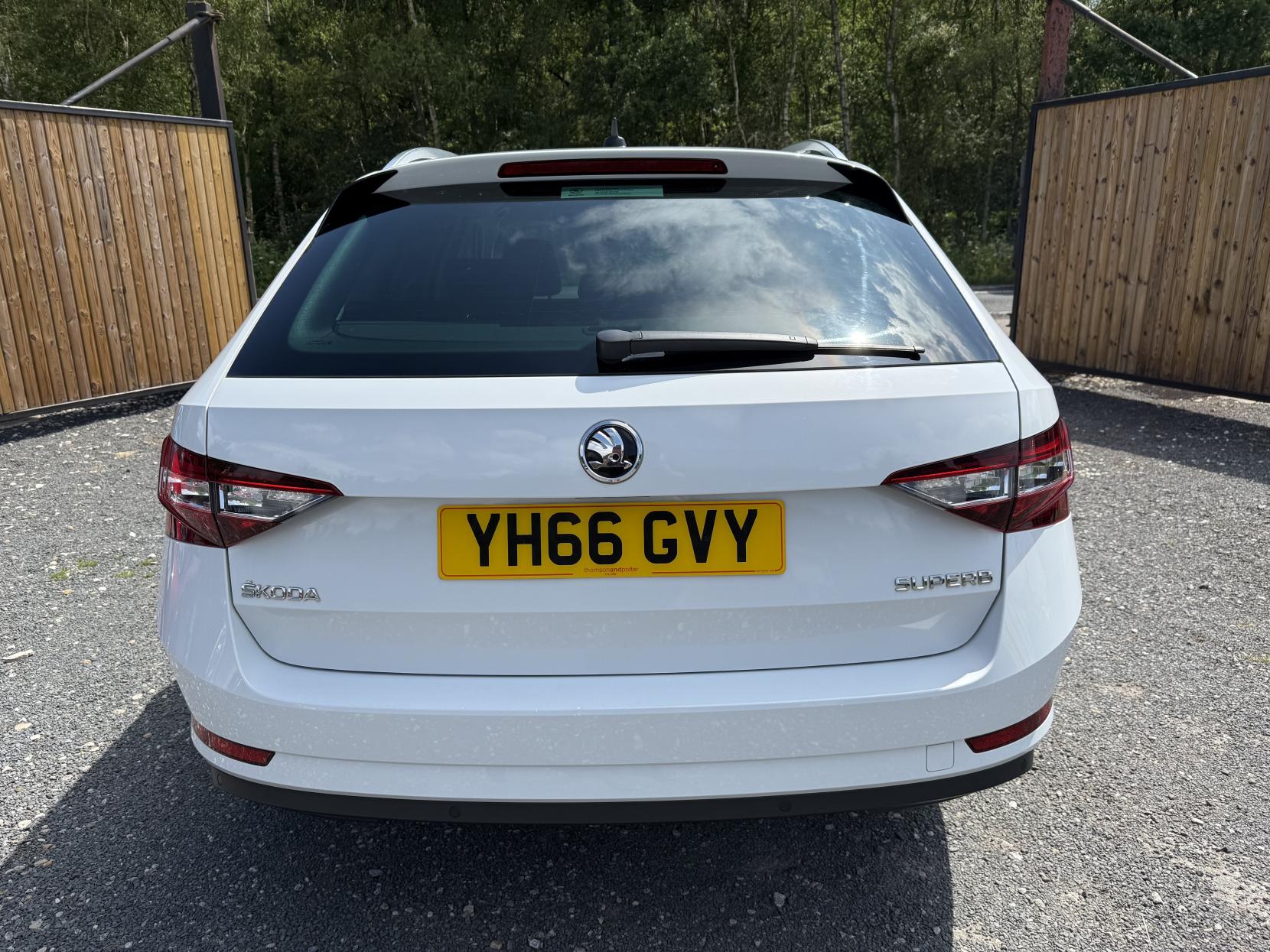 Skoda Superb 2.0 TDI SE L Executive Estate 5dr Diesel Manual Euro 6 (s/s) (150 ps)