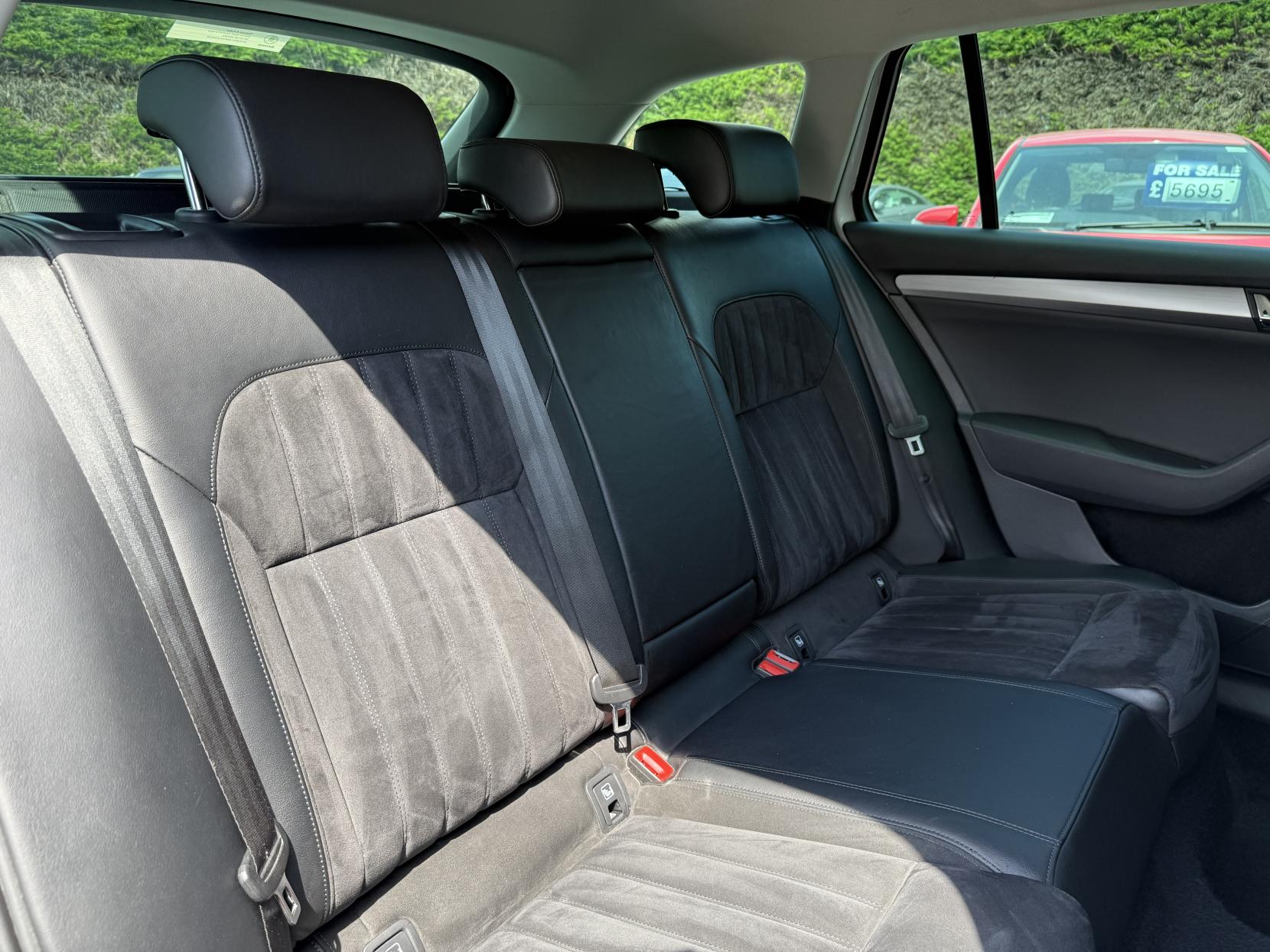 Skoda Superb 2.0 TDI SE L Executive Estate 5dr Diesel Manual Euro 6 (s/s) (150 ps)