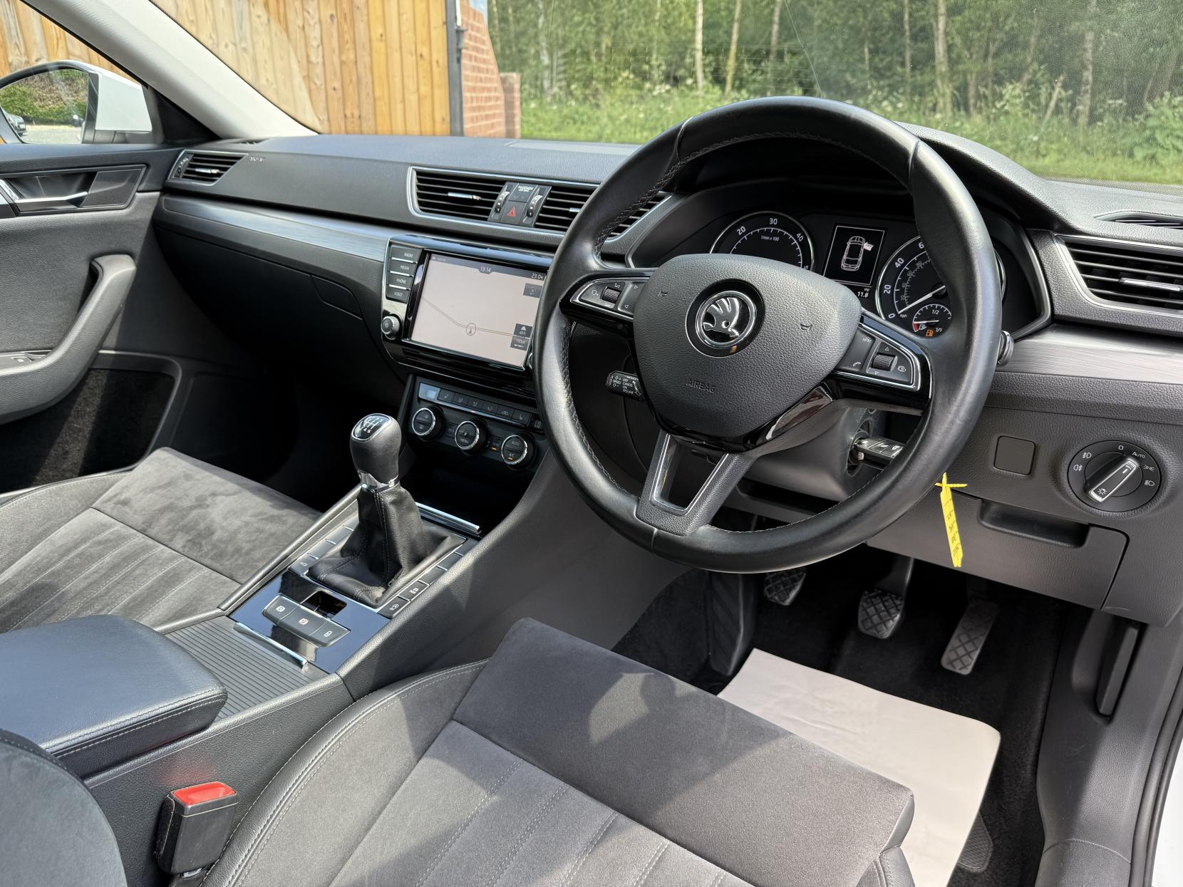 Skoda Superb 2.0 TDI SE L Executive Estate 5dr Diesel Manual Euro 6 (s/s) (150 ps)