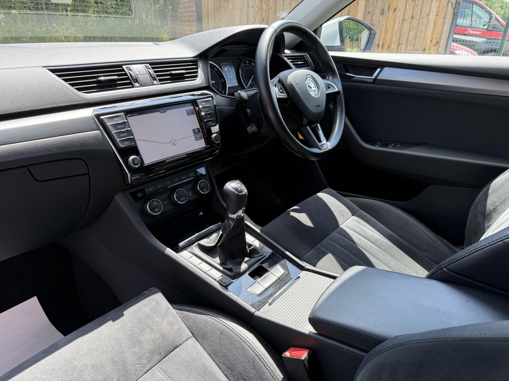 Skoda Superb 2.0 TDI SE L Executive Estate 5dr Diesel Manual Euro 6 (s/s) (150 ps)