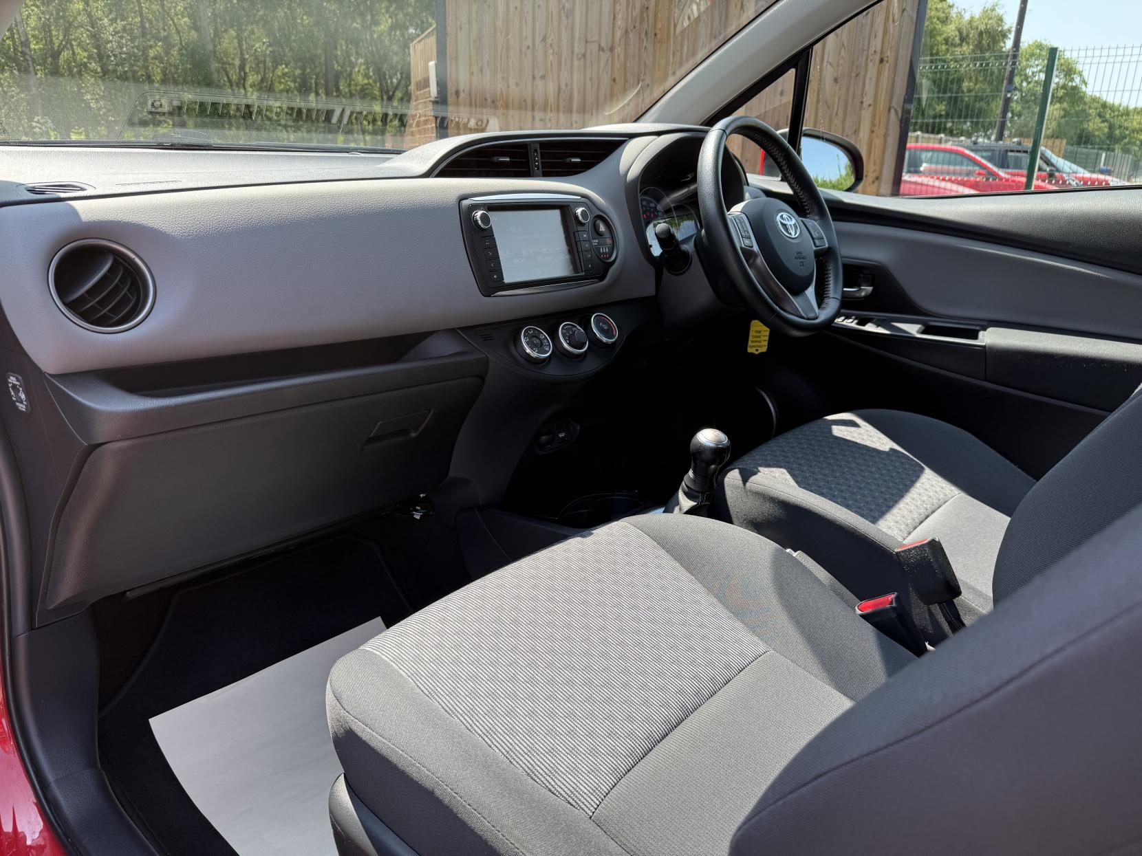 Toyota Yaris 1.0 VVT-i Icon Hatchback 3dr Petrol Manual Euro 6 (69 ps)