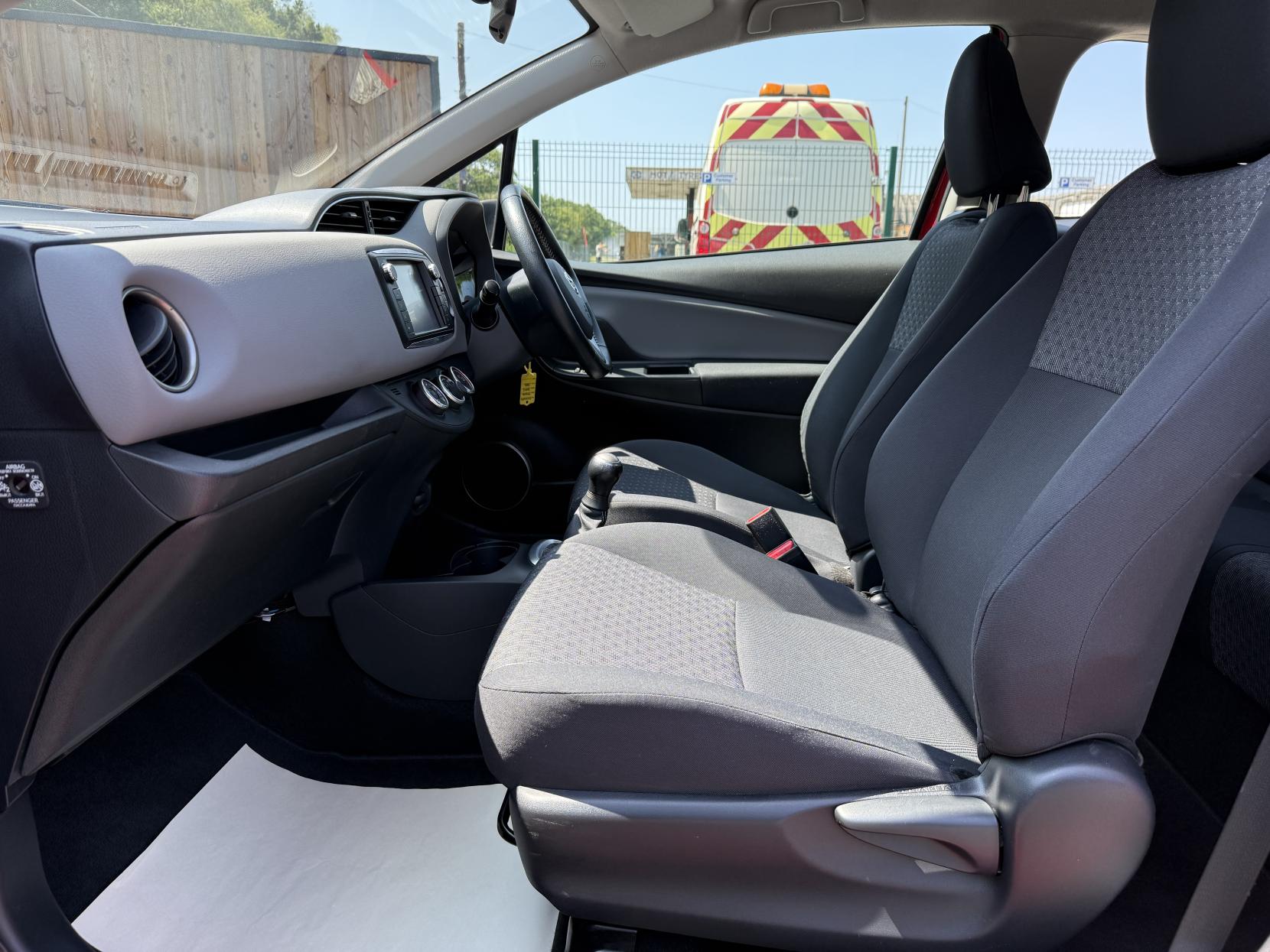 Toyota Yaris 1.0 VVT-i Icon Hatchback 3dr Petrol Manual Euro 6 (69 ps)