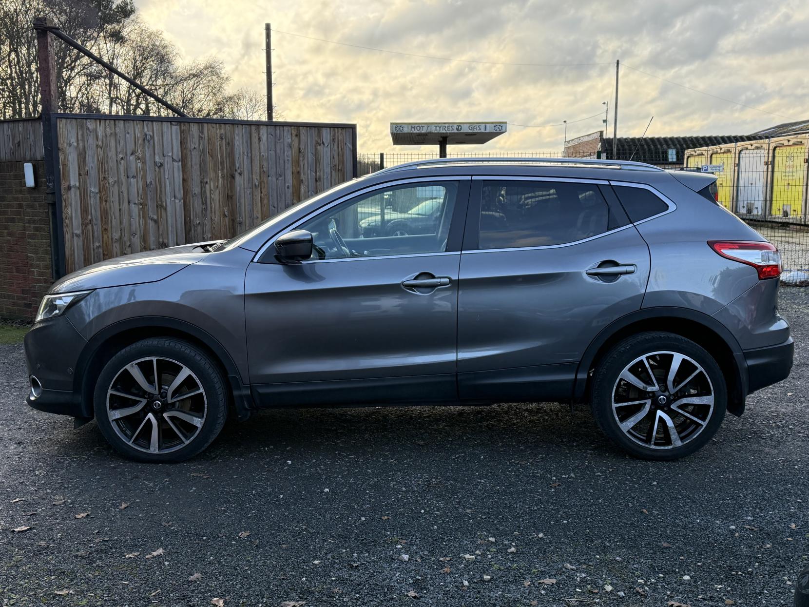 Nissan Qashqai 1.6 DIG-T Tekna SUV 5dr Petrol Manual 2WD Euro 6 (s/s) (163 ps)