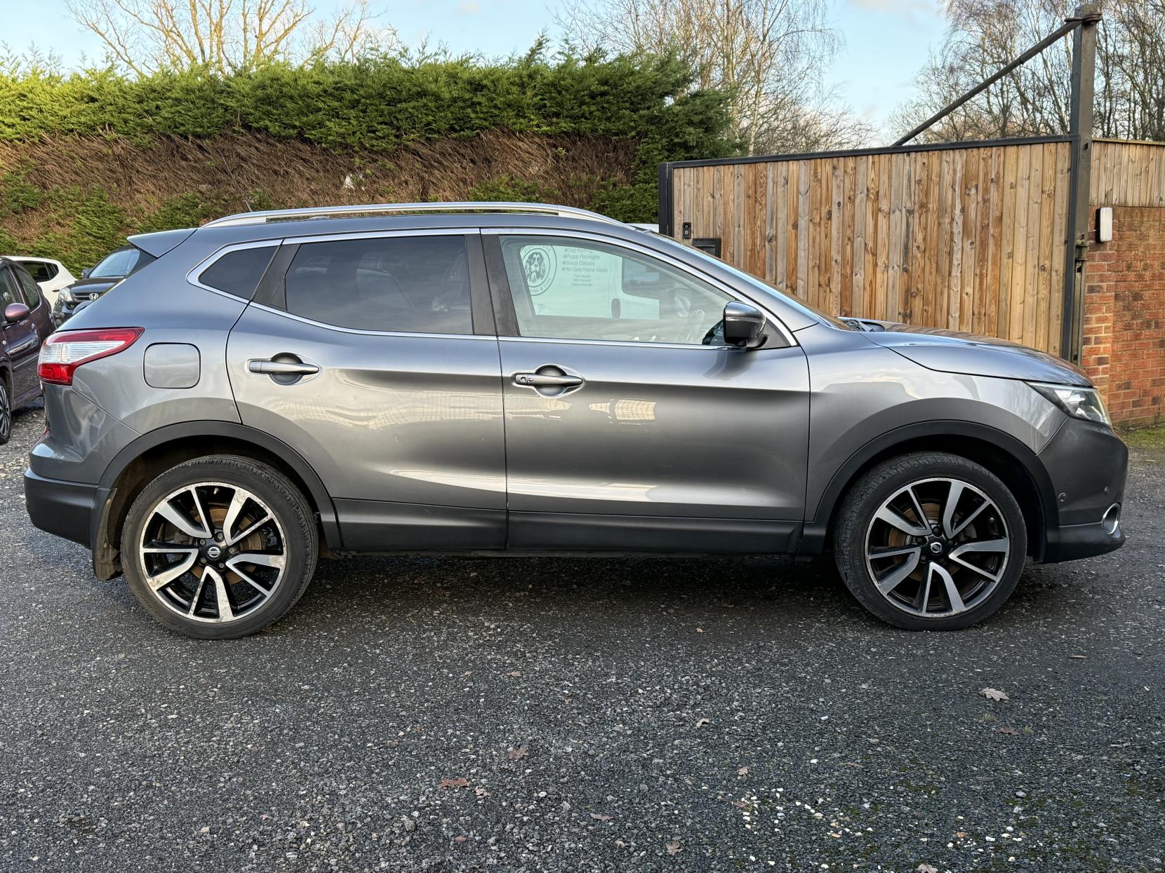 Nissan Qashqai 1.6 DIG-T Tekna SUV 5dr Petrol Manual 2WD Euro 6 (s/s) (163 ps)