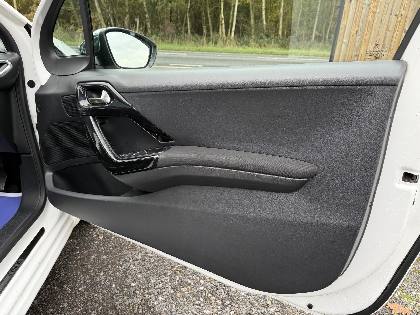 Peugeot 208 1.2 VTi PureTech Style Hatchback 3dr Petrol Manual Euro 6 (82 ps)