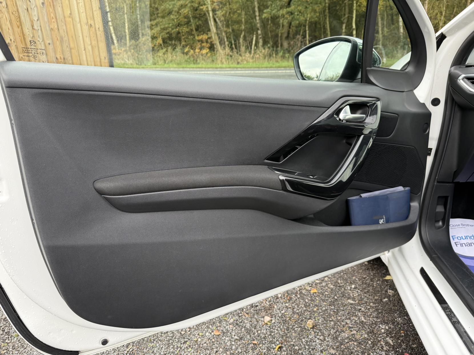 Peugeot 208 1.2 VTi PureTech Style Hatchback 3dr Petrol Manual Euro 6 (82 ps)