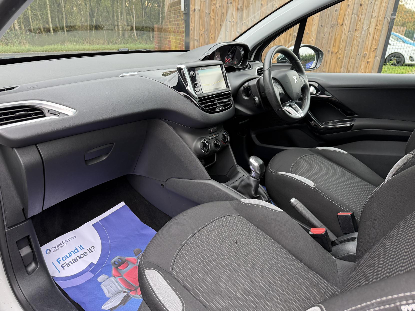 Peugeot 208 1.2 VTi PureTech Style Hatchback 3dr Petrol Manual Euro 6 (82 ps)