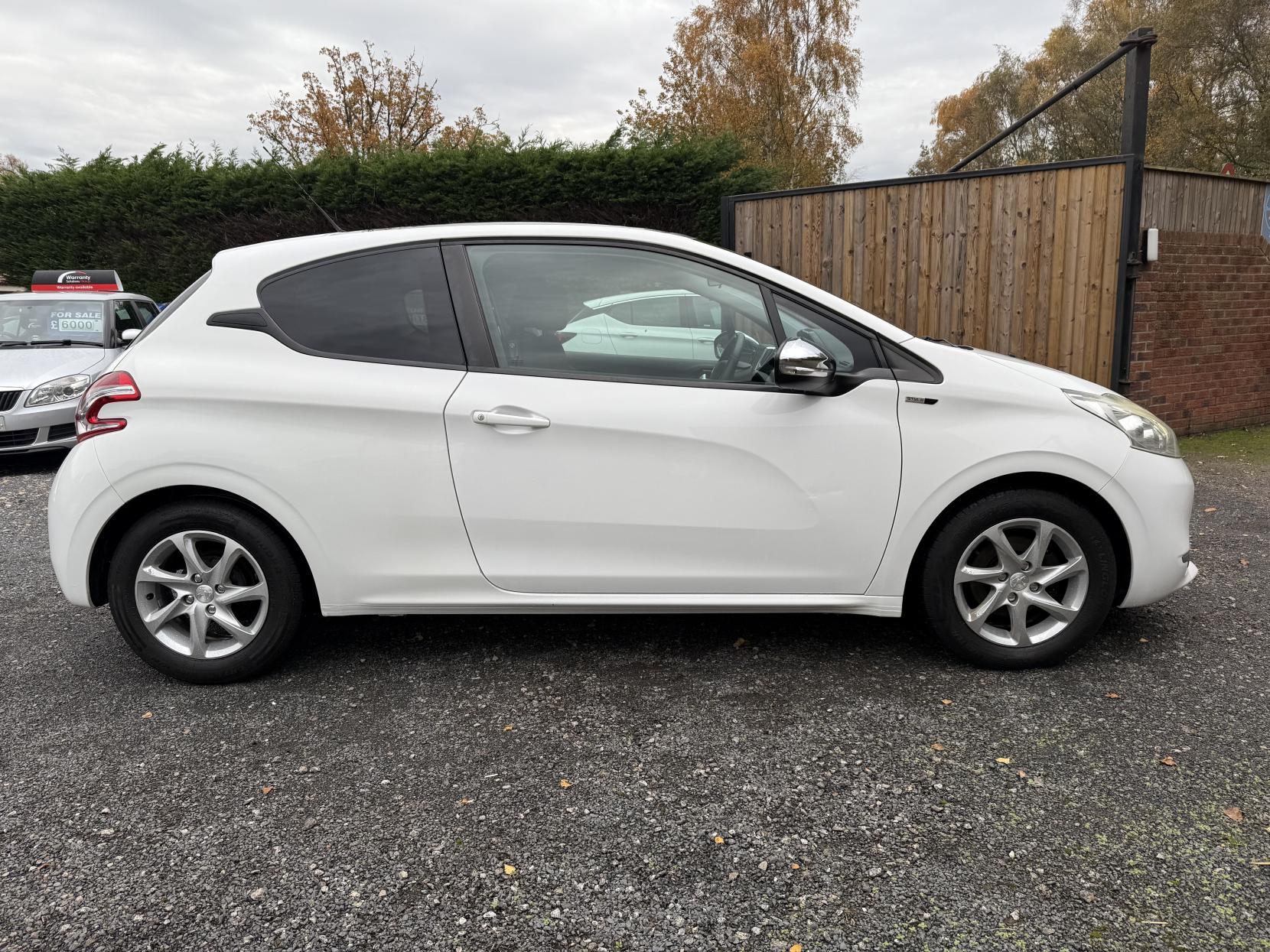 Peugeot 208 1.2 VTi PureTech Style Hatchback 3dr Petrol Manual Euro 6 (82 ps)