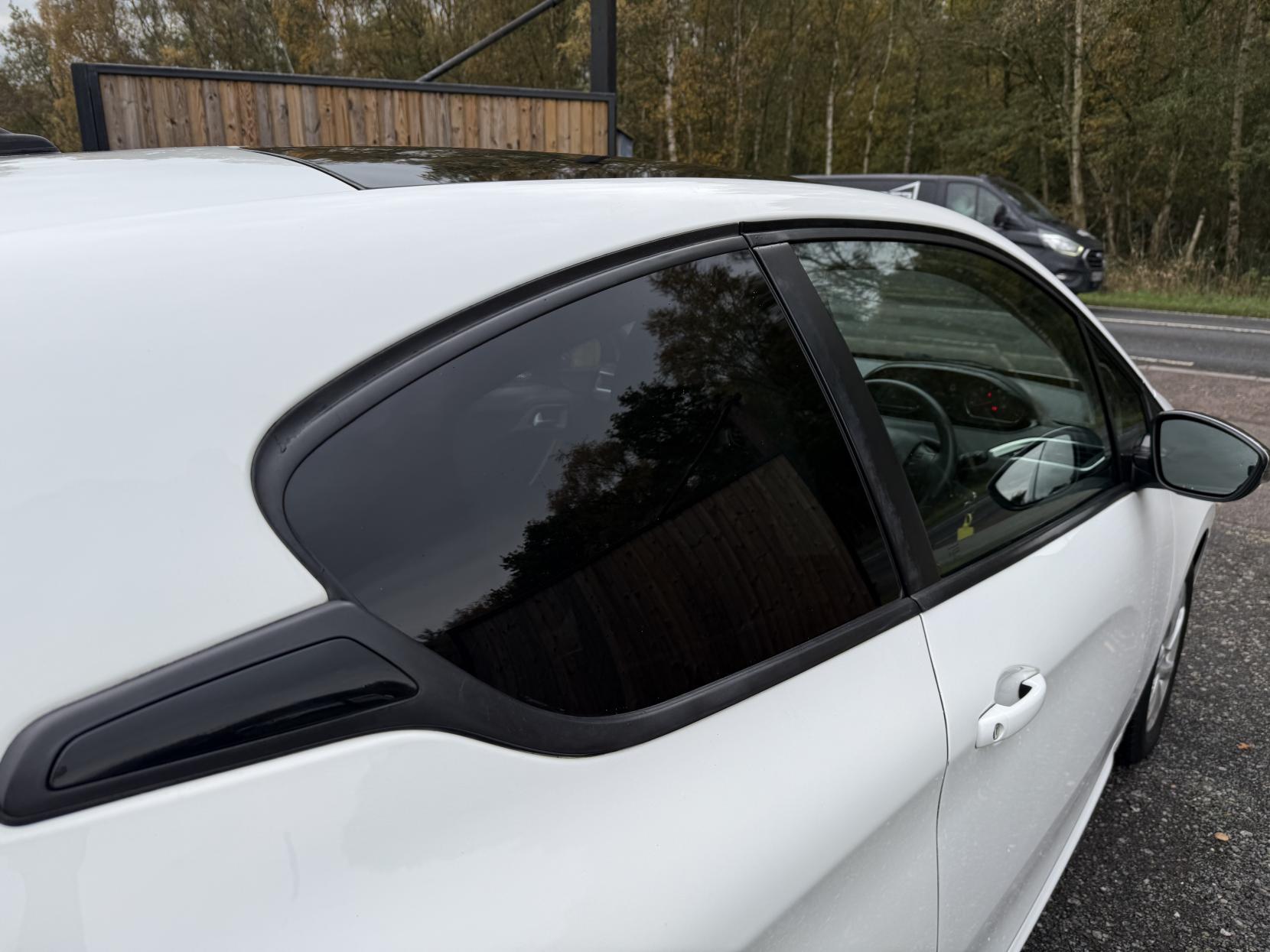 Peugeot 208 1.2 VTi PureTech Style Hatchback 3dr Petrol Manual Euro 6 (82 ps)