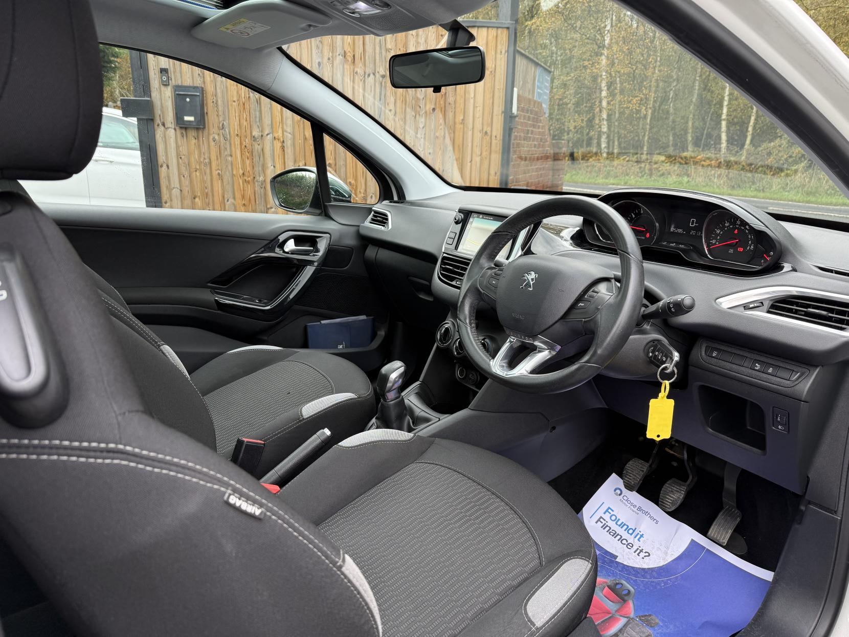 Peugeot 208 1.2 VTi PureTech Style Hatchback 3dr Petrol Manual Euro 6 (82 ps)