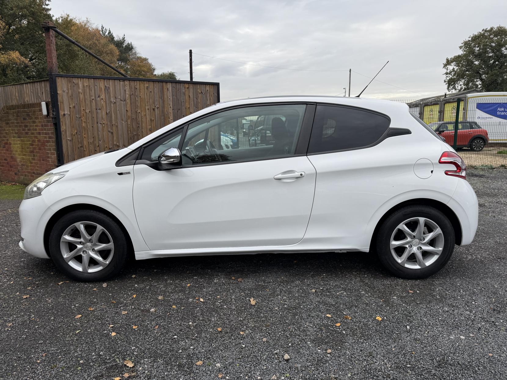 Peugeot 208 1.2 VTi PureTech Style Hatchback 3dr Petrol Manual Euro 6 (82 ps)